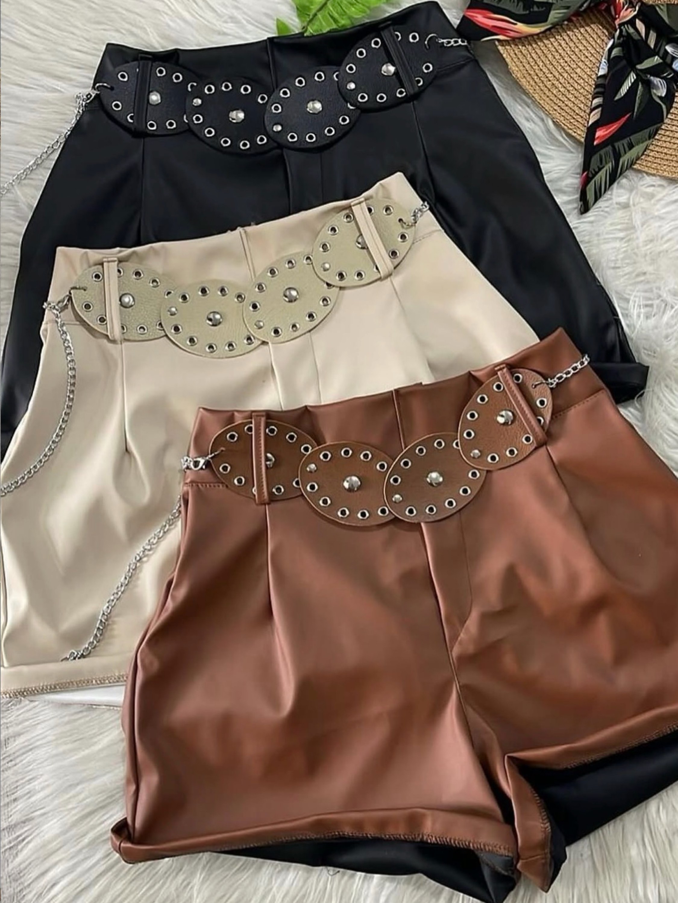 Short couro com cinto boho