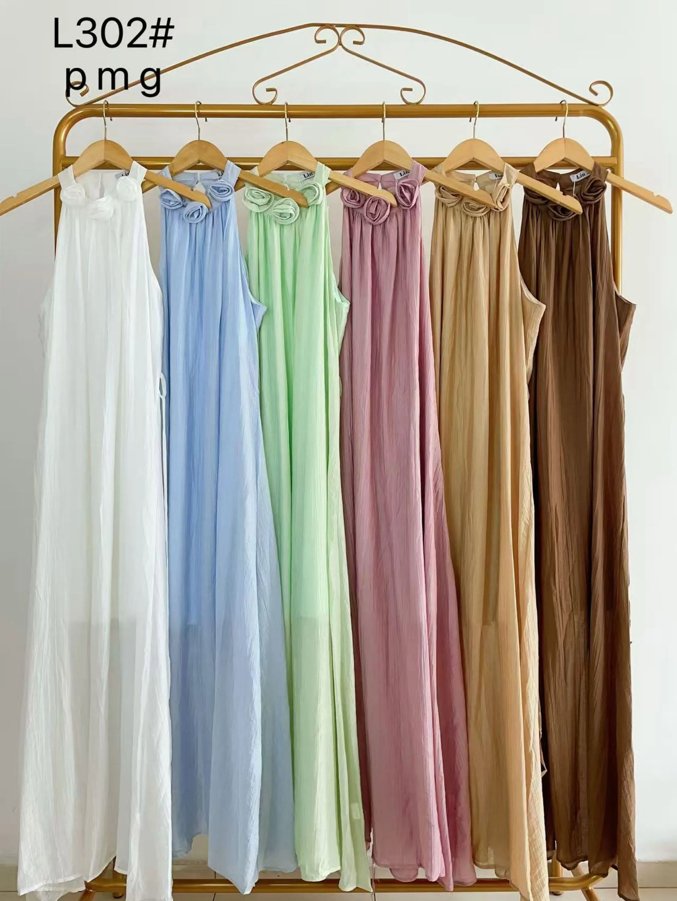 Vestido longo em chiffon com detalhe floral no decote chic