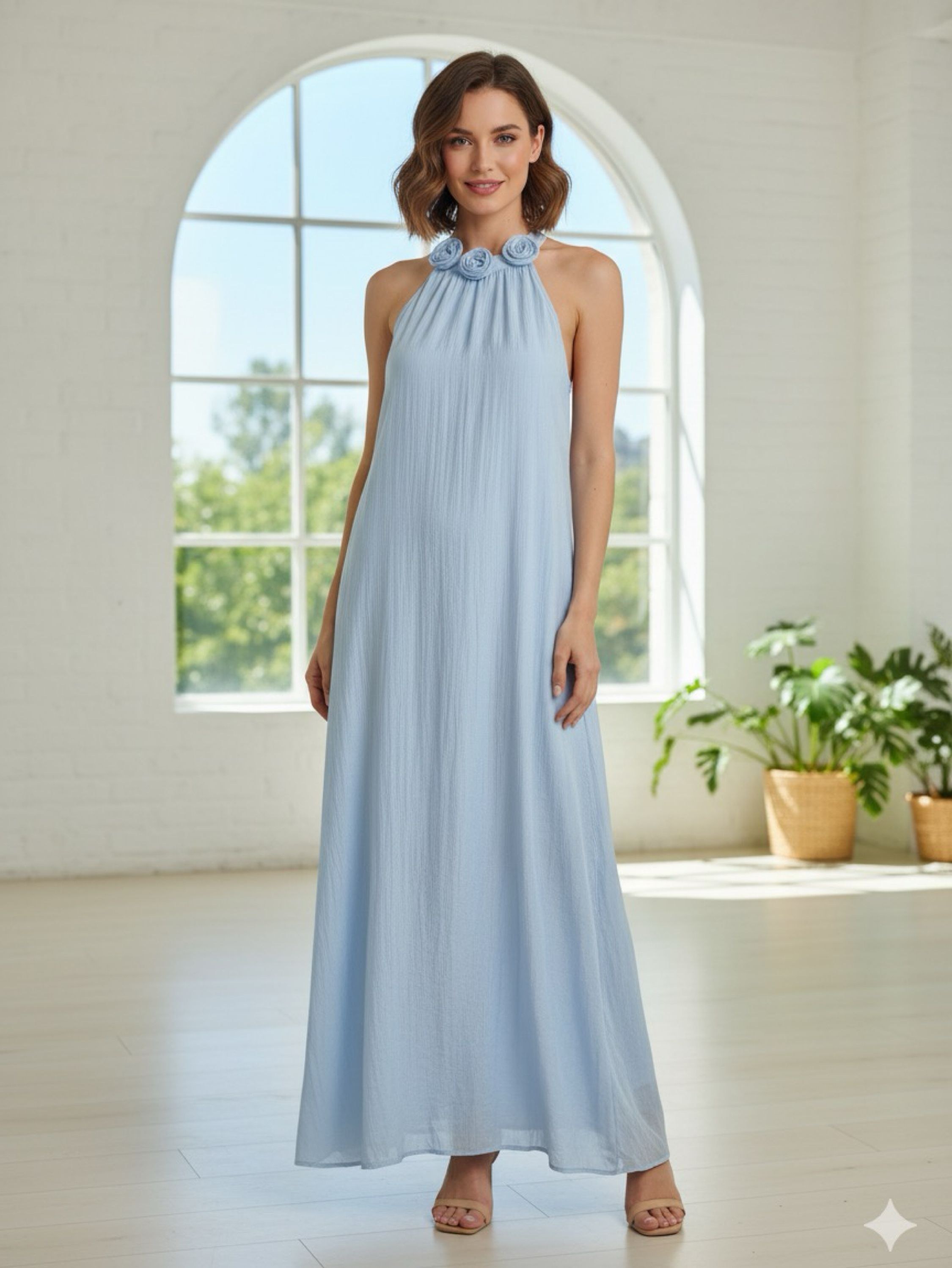 Vestido longo forrado em chiffon detalhe floral no decote