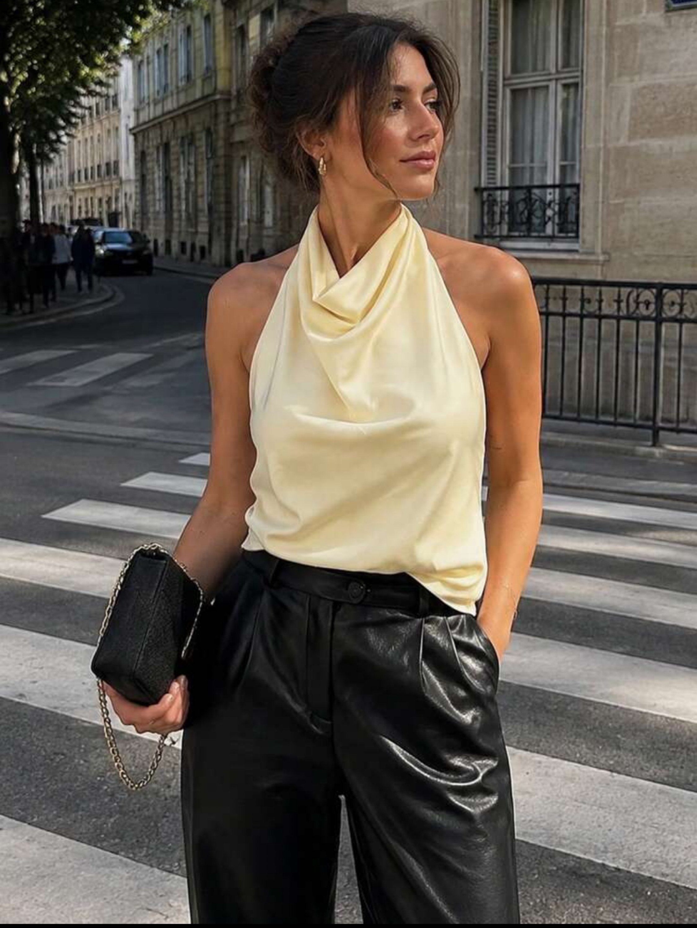 Blusa Regata em Cetim Gola Alta Drapeada e Costas Nuas
