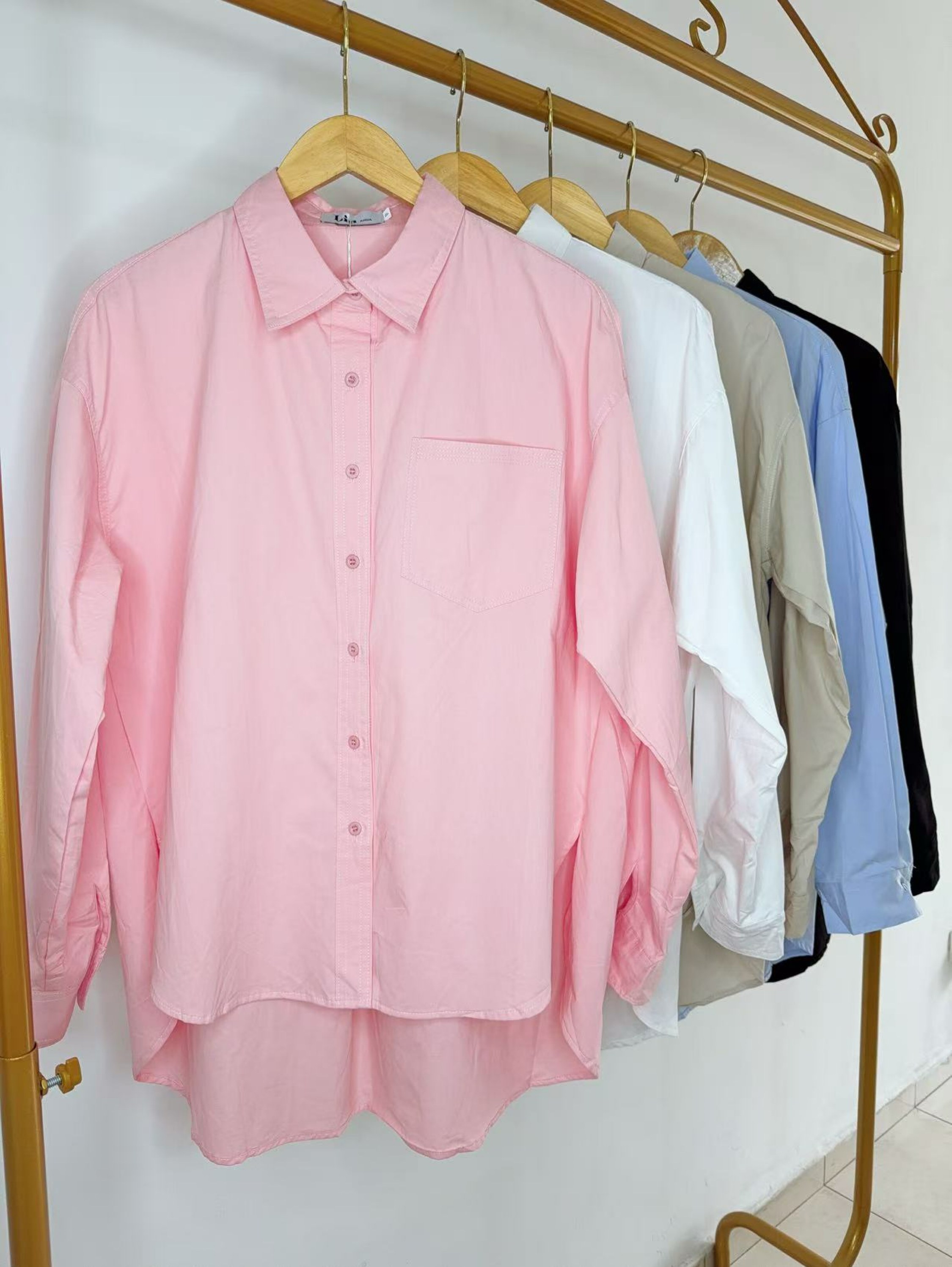 Estilo Minimalista e Despojado – Camisa Oversized com Bolso