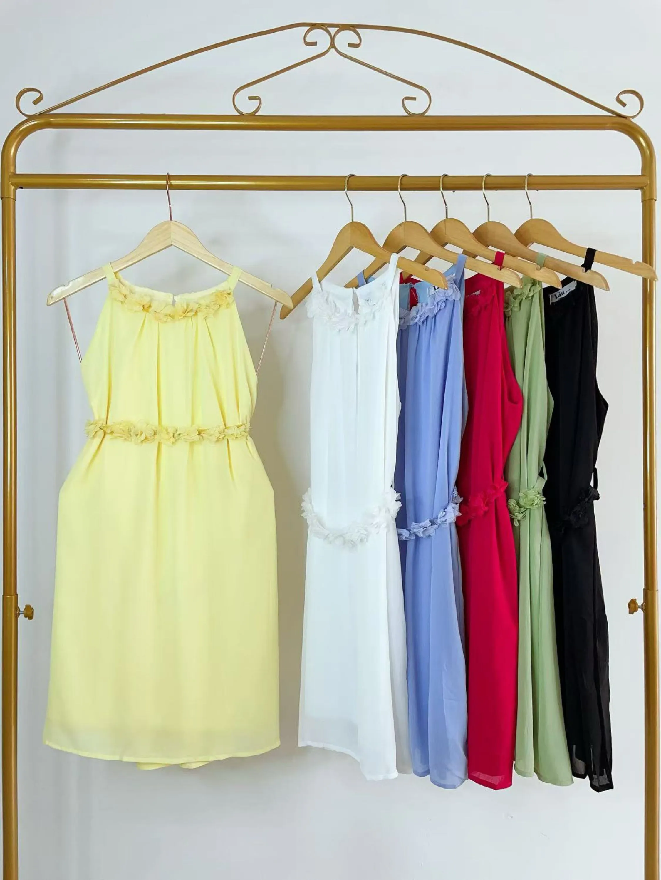Vestido de chiffon com lenço detalhe de flores look verão