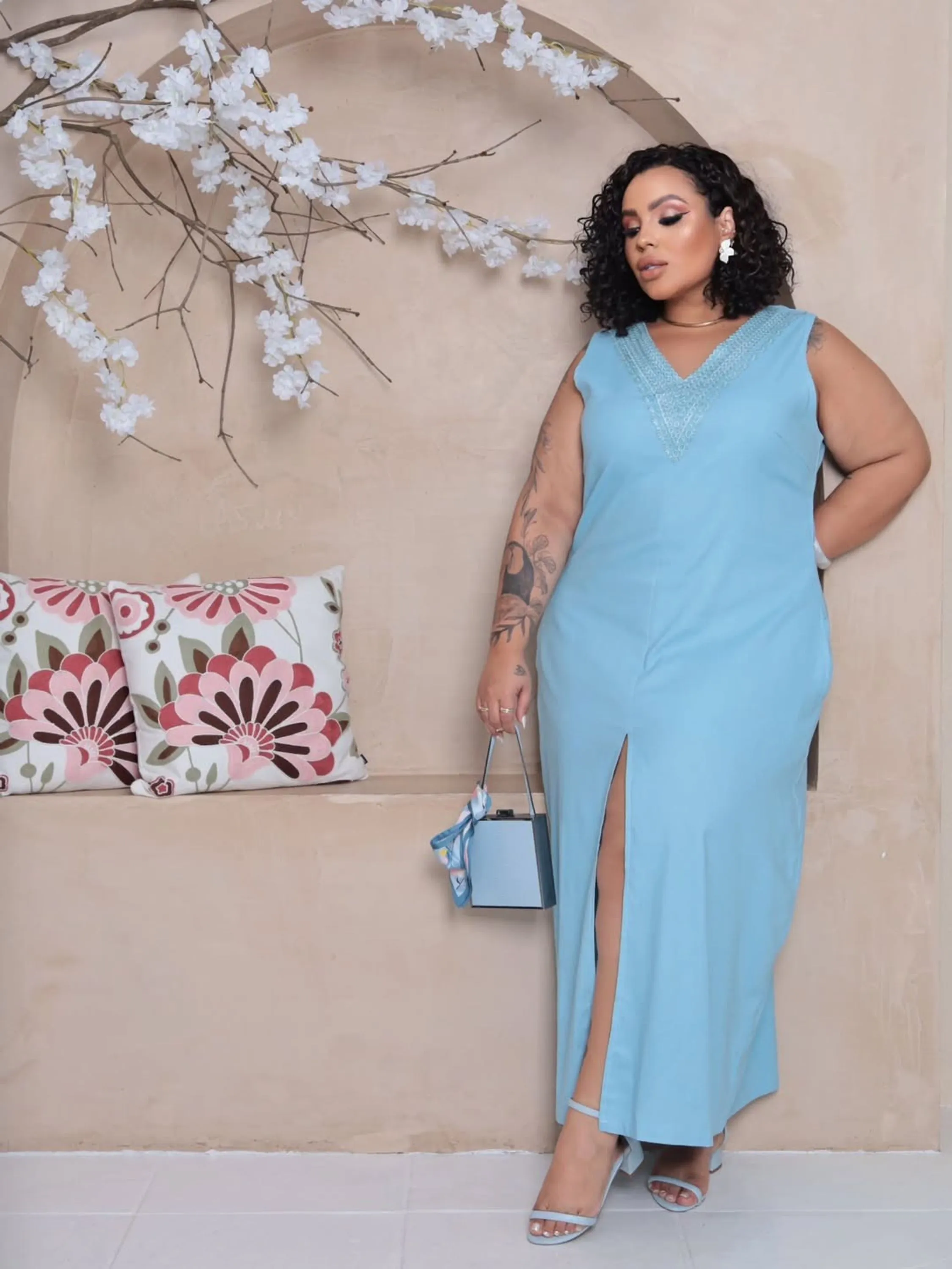 Vestido Feminino Plus Size Gola V Bordada ⭐