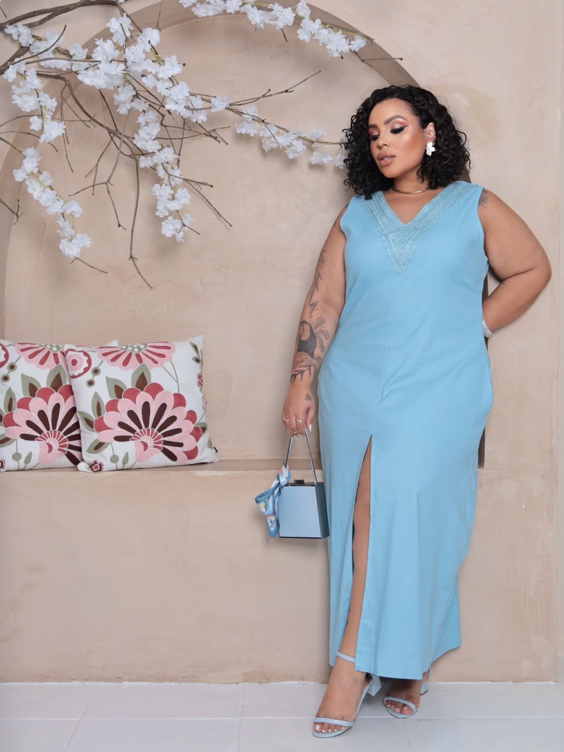 Vestido Feminino Plus Size Gola V Bordada ⭐