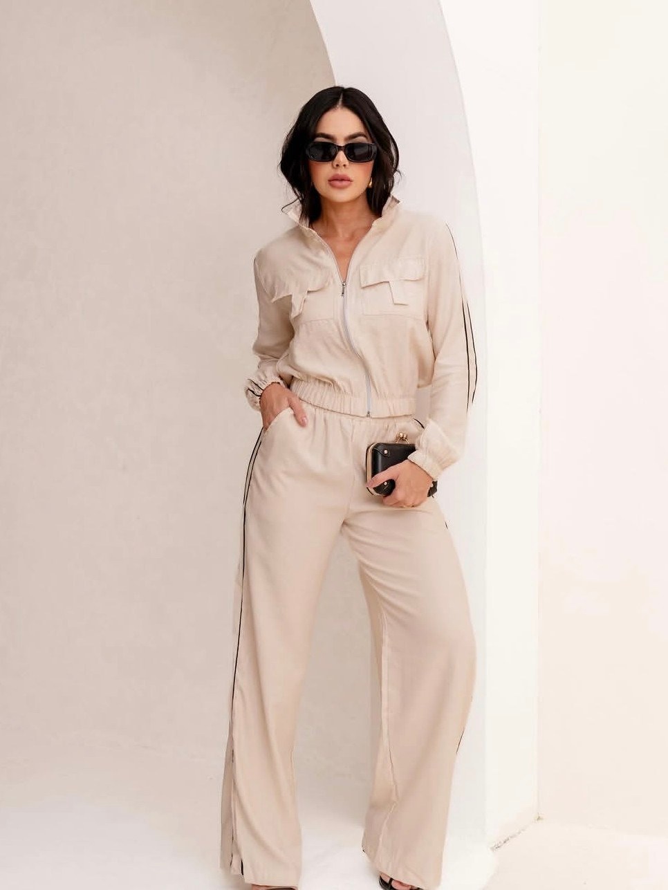Conjunto Feminino Detalhe Listra Vertical e Bolsos