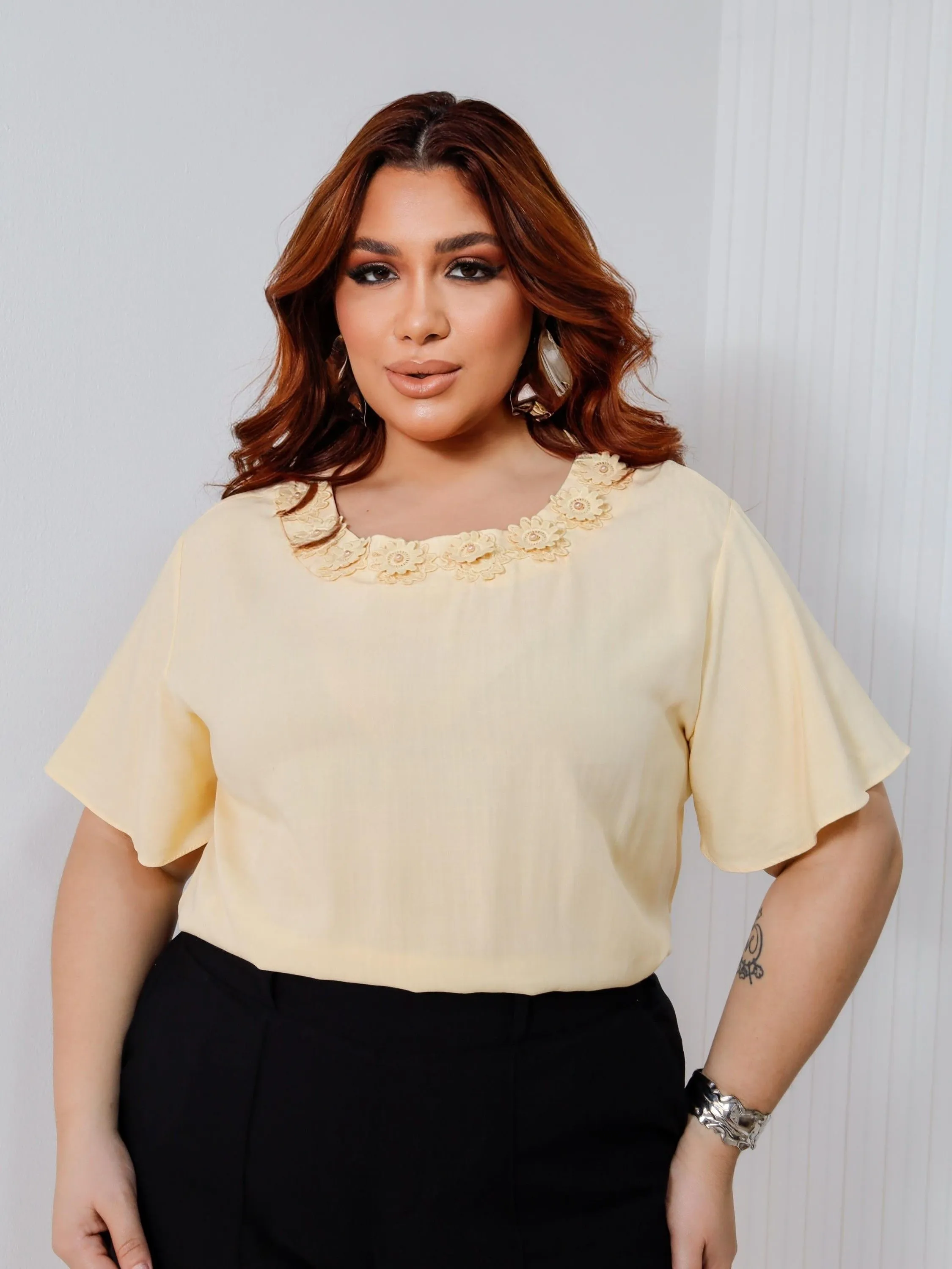 Blusa Feminina Plus Size Manga Curta Gola Bordada ⭐