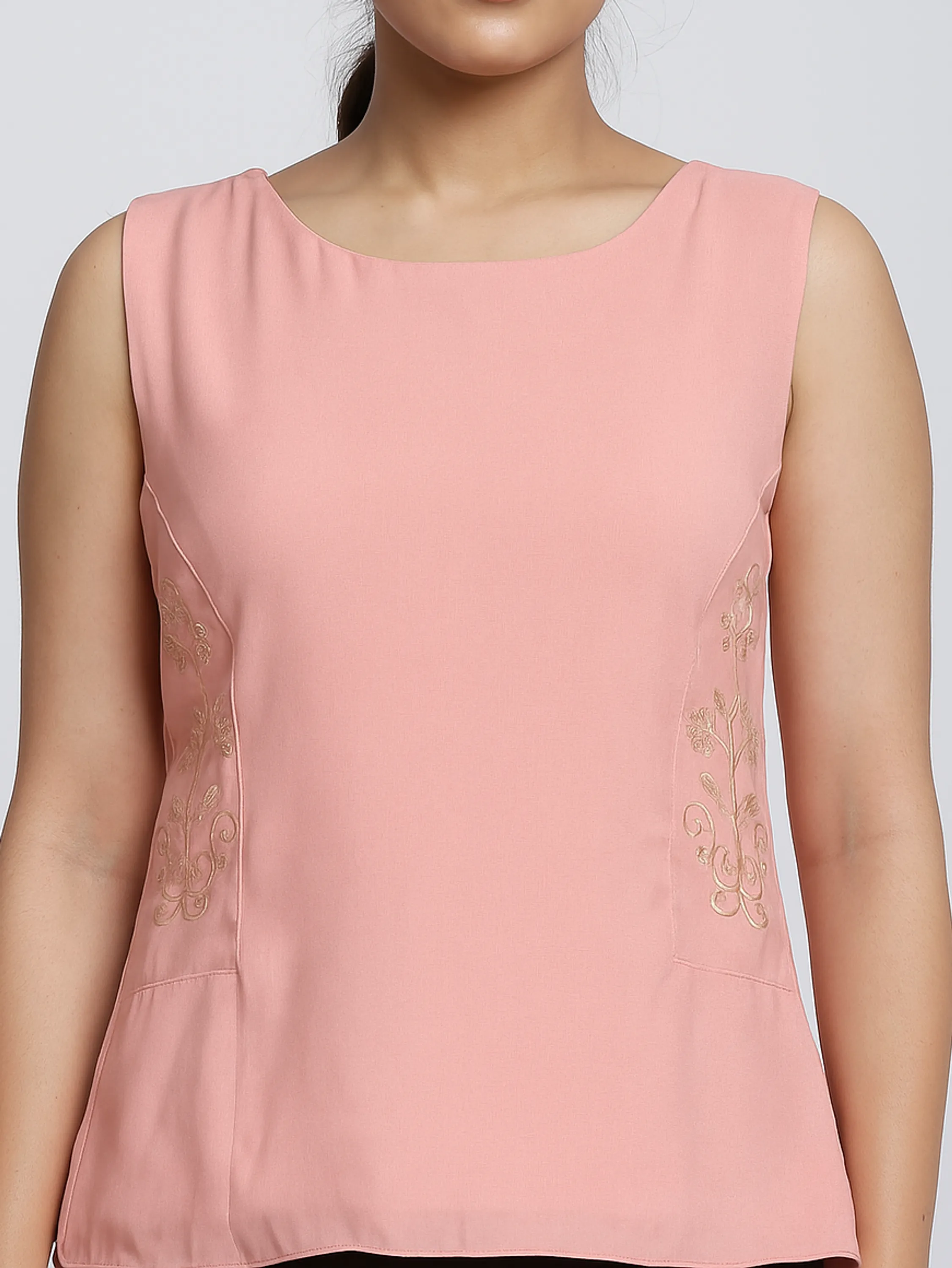 Blusa Feminina Sem Manga Com Bordado Lateral ⭐
