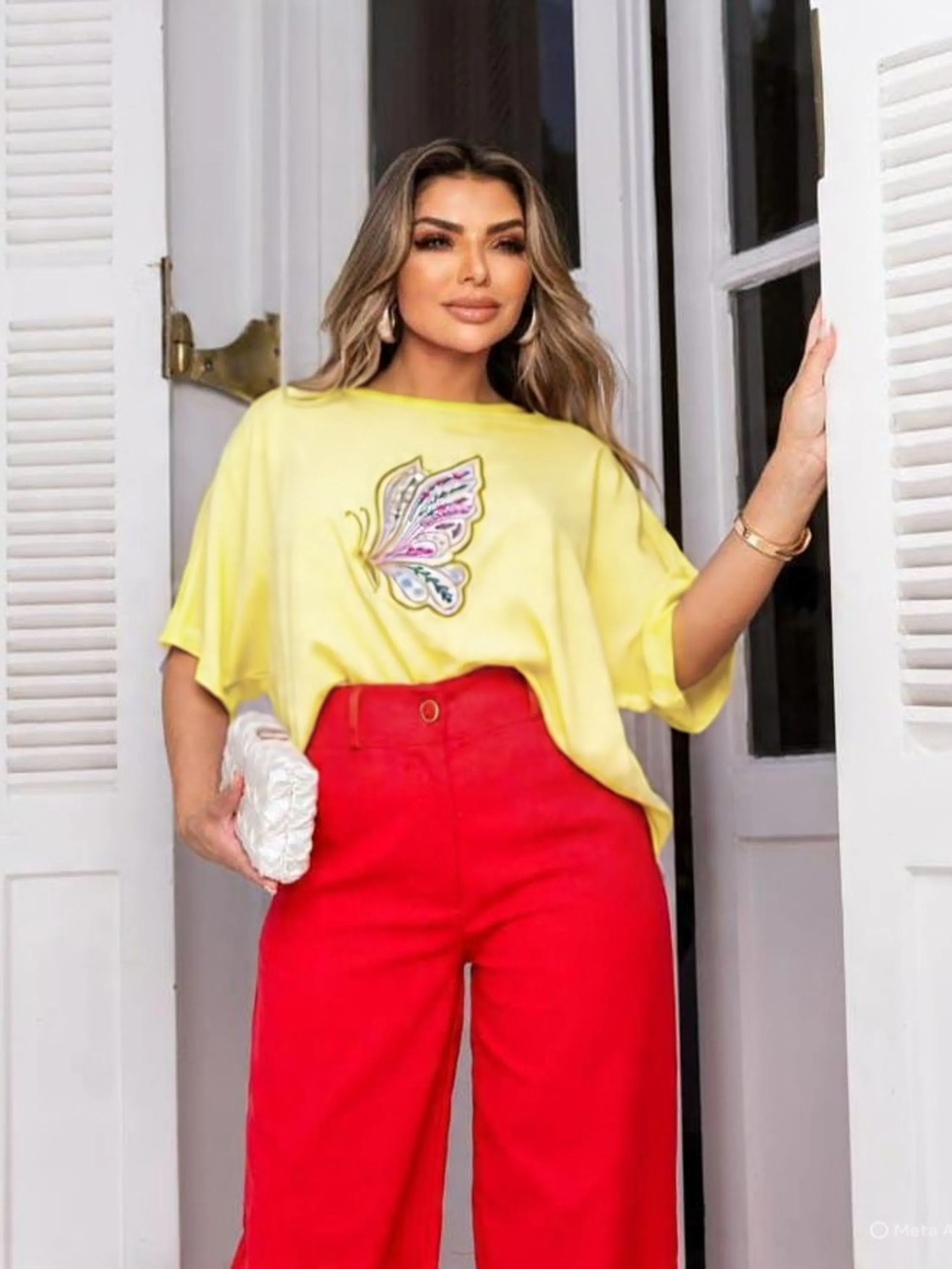 Blusa Feminina Manga Curta com Desenho Bordado ⭐