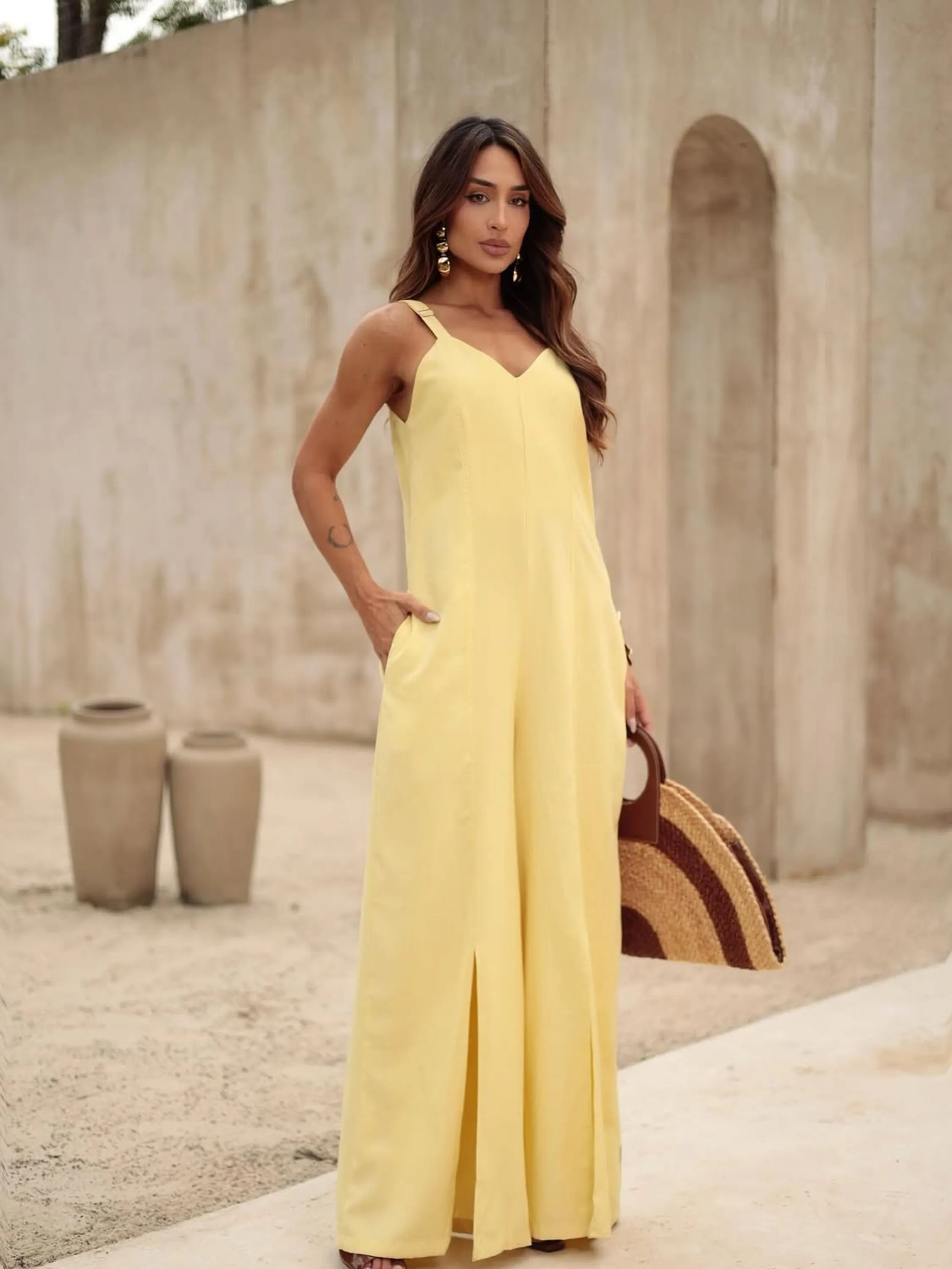 Macacão Feminino de Alça e Pantalona com Fenda ⭐