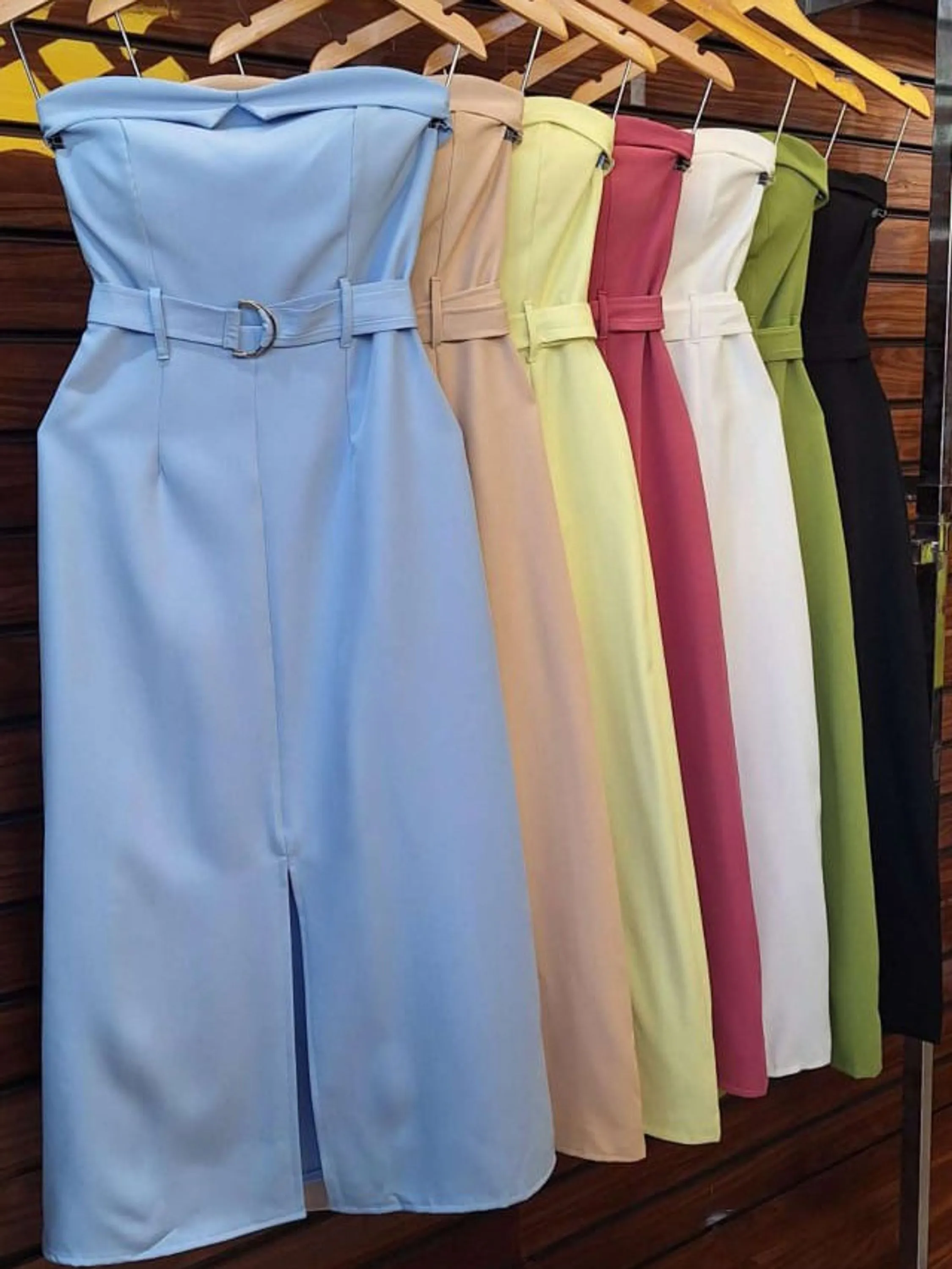 Vestido Tomara que caía com cinto tecido alfaiataria