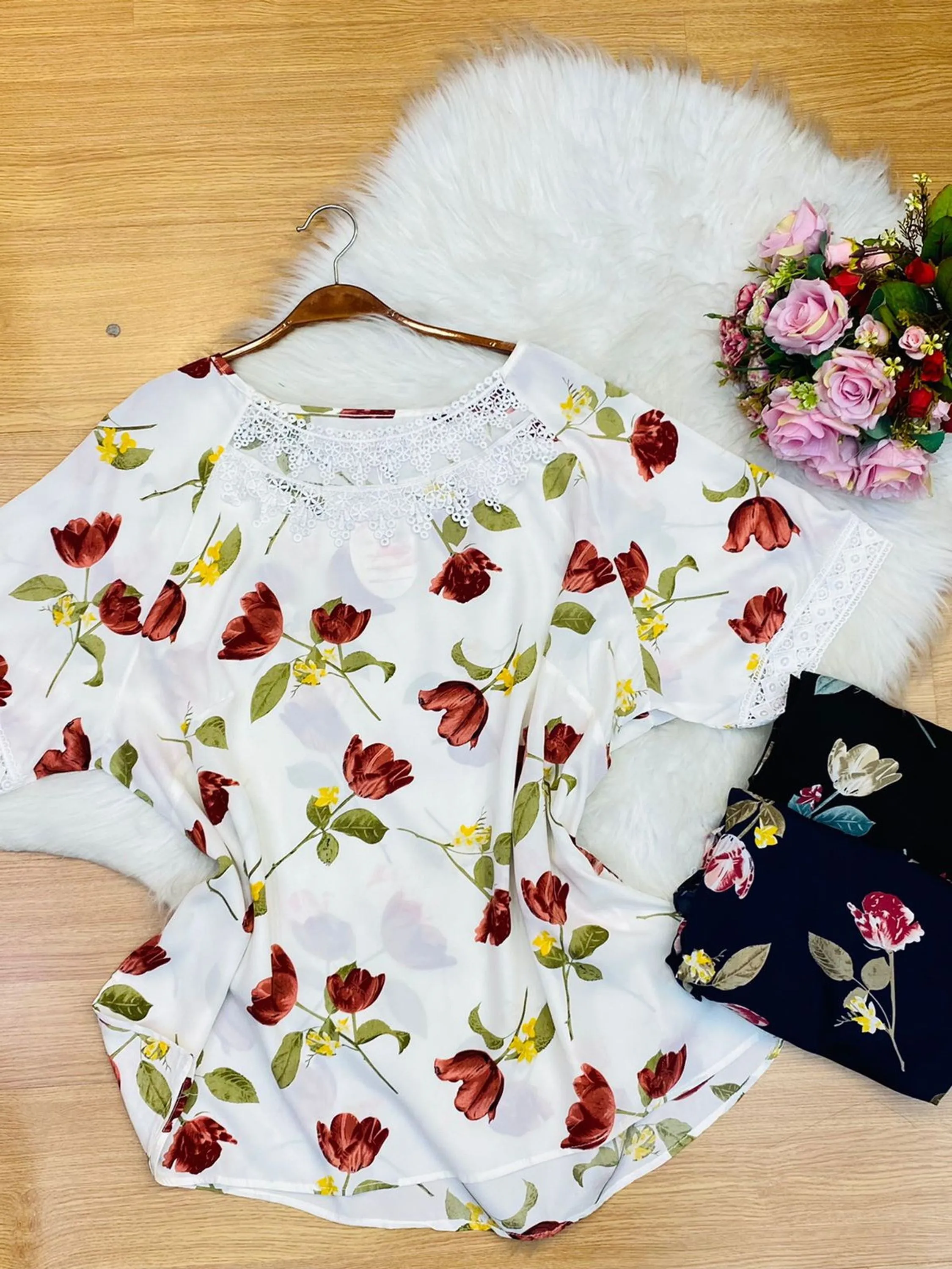 Camisa Duna Plusize com detalhes de rosas