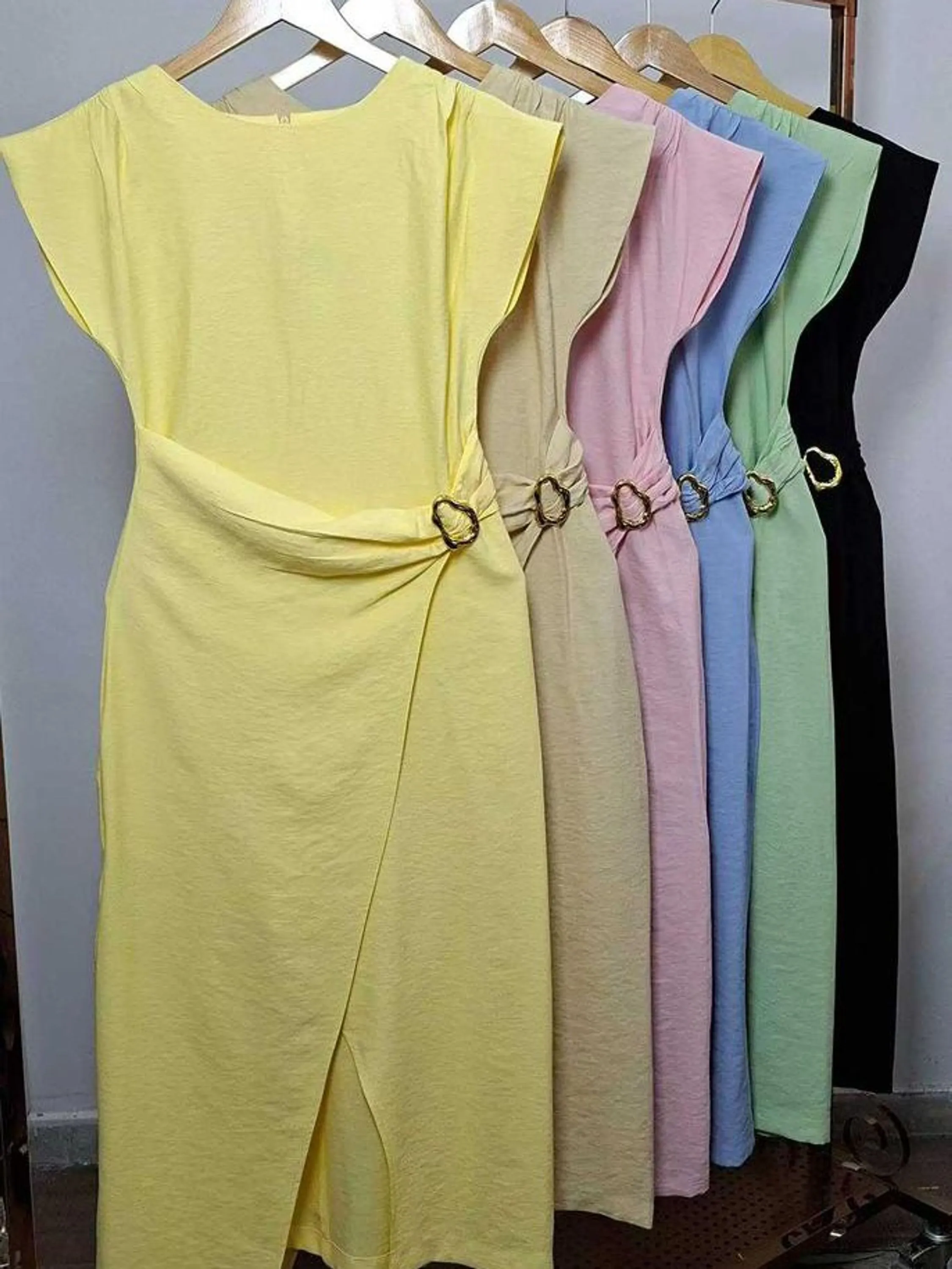Vestido Marrant fenda frontal e detalhe dourado