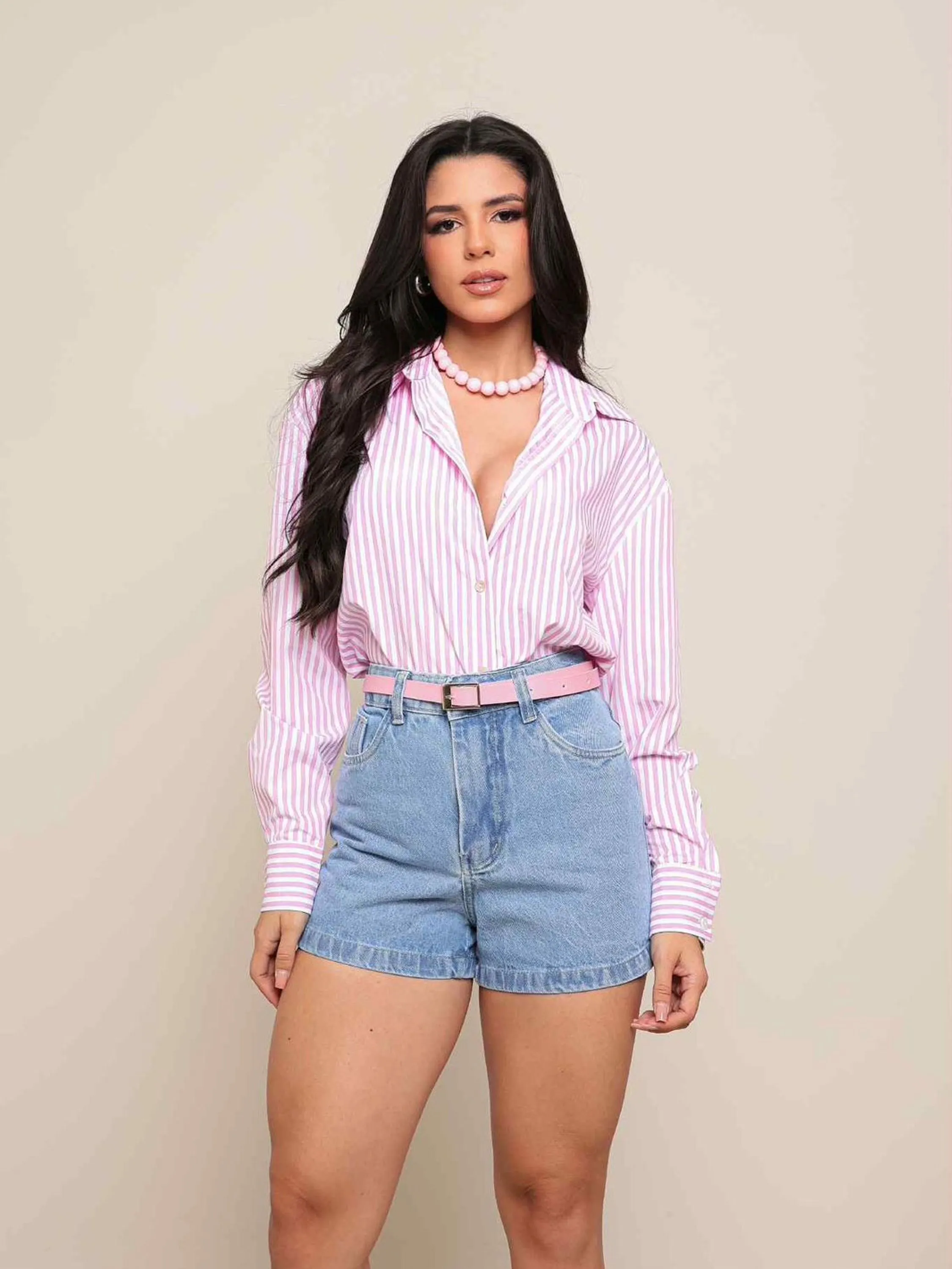 Short jeans com cinto rosa