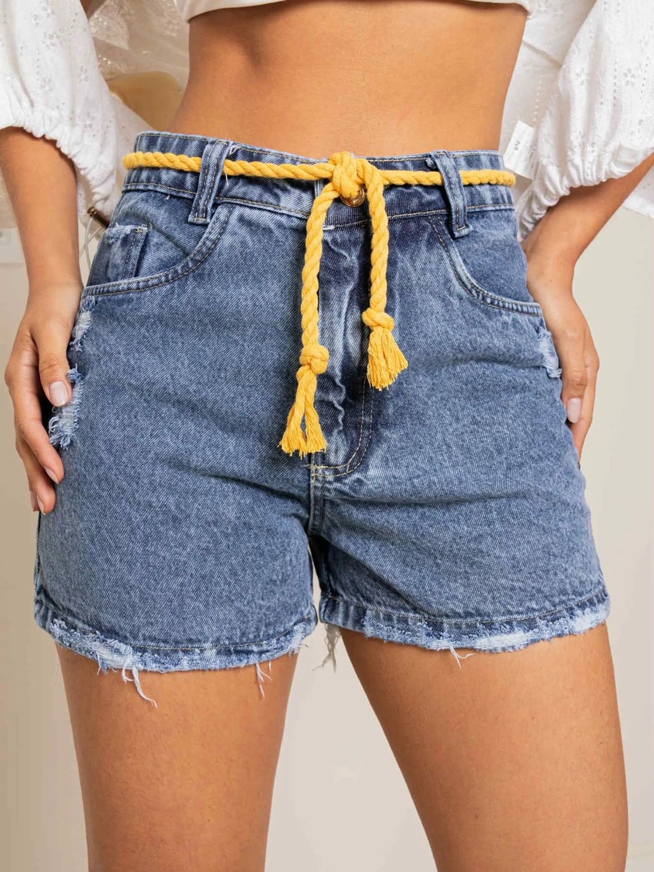 Short jeans com cordão amarelo