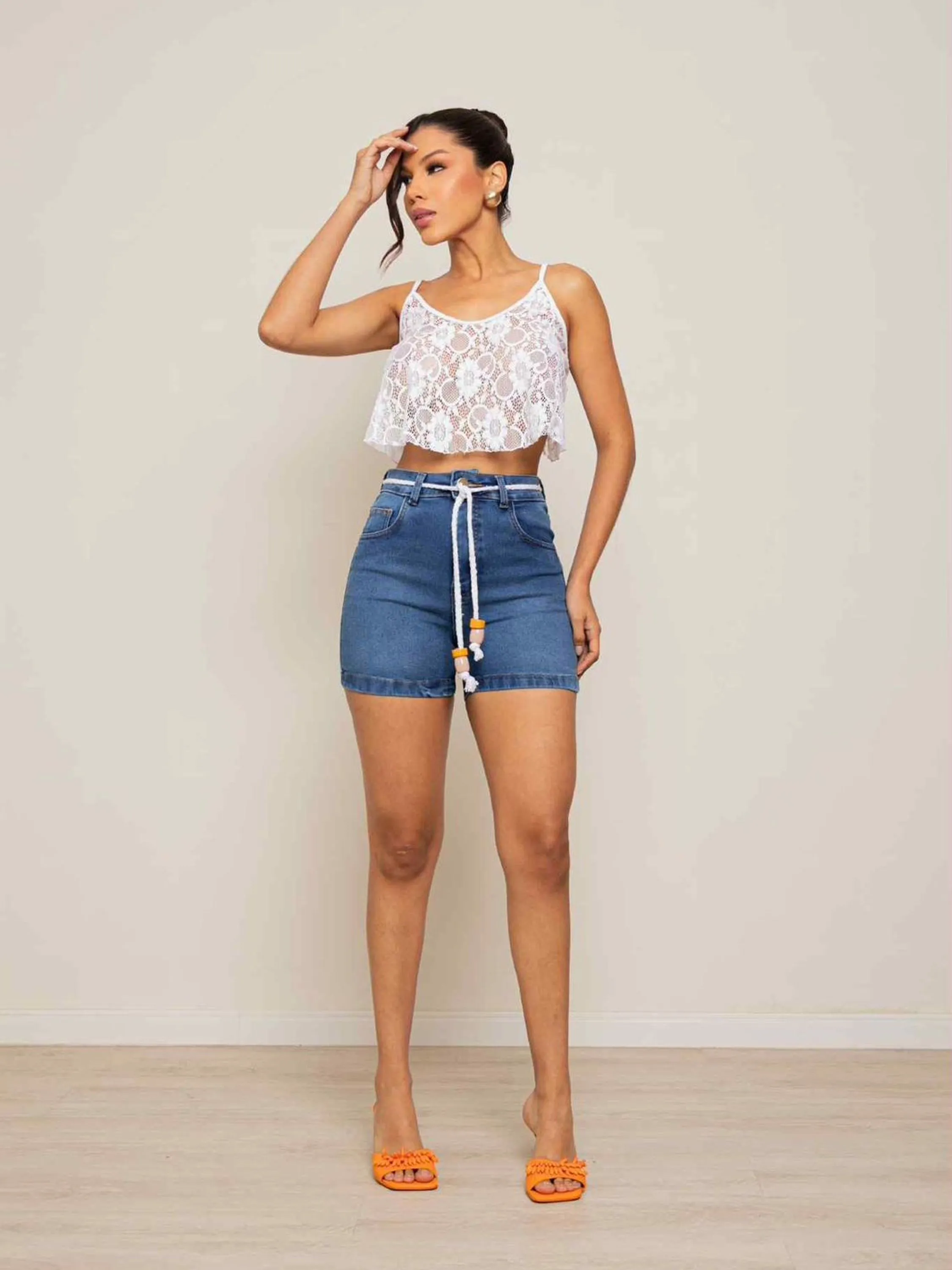 Short jeans com cordão branco com laicra