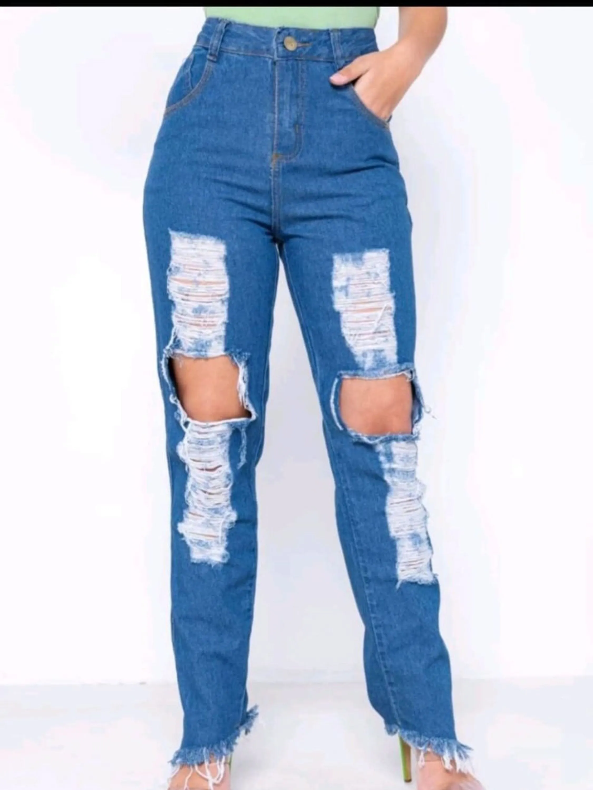 Calça jeans feminina modelo mom