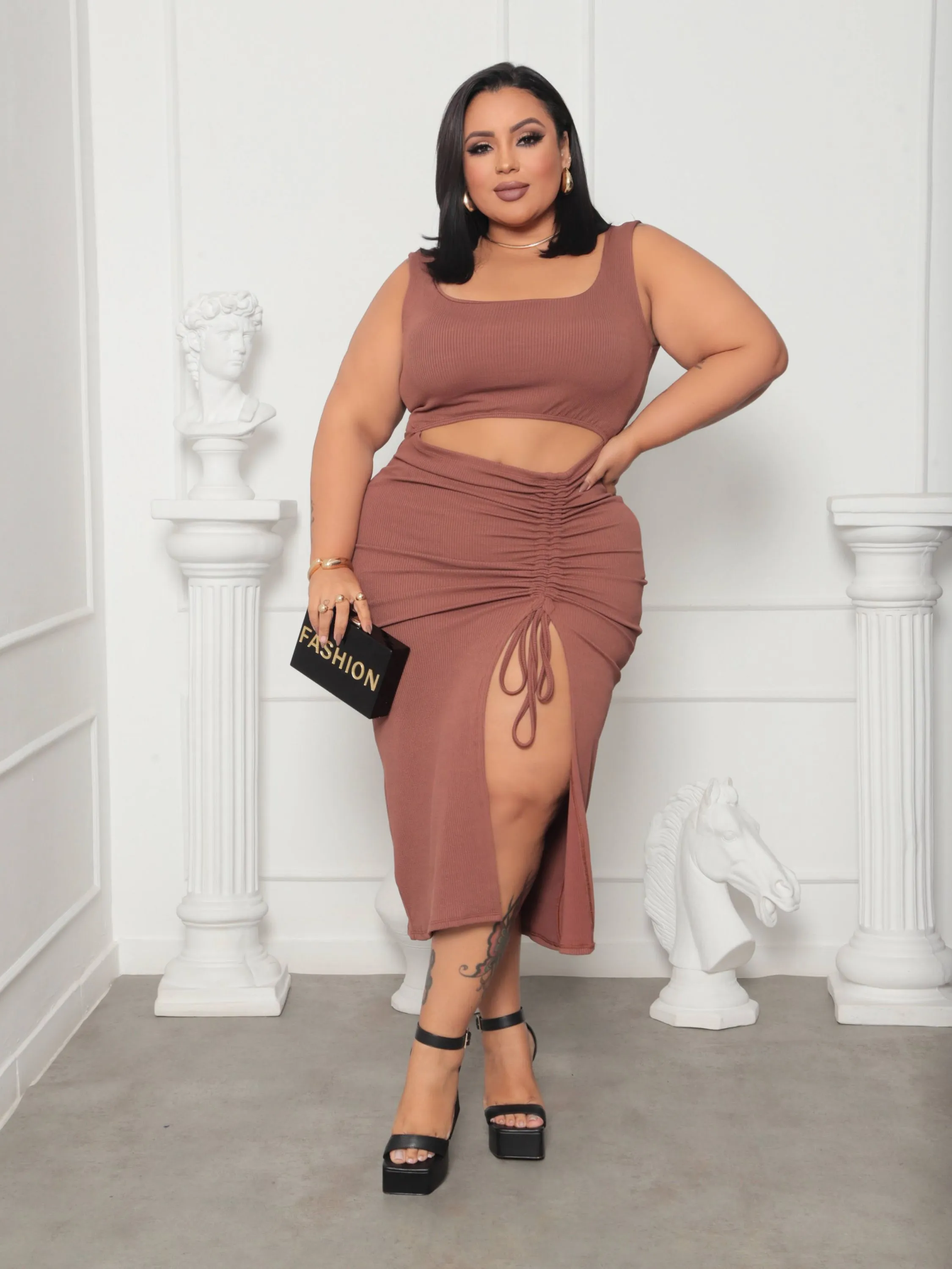 Vestido midi regulagem na fenda, plus size