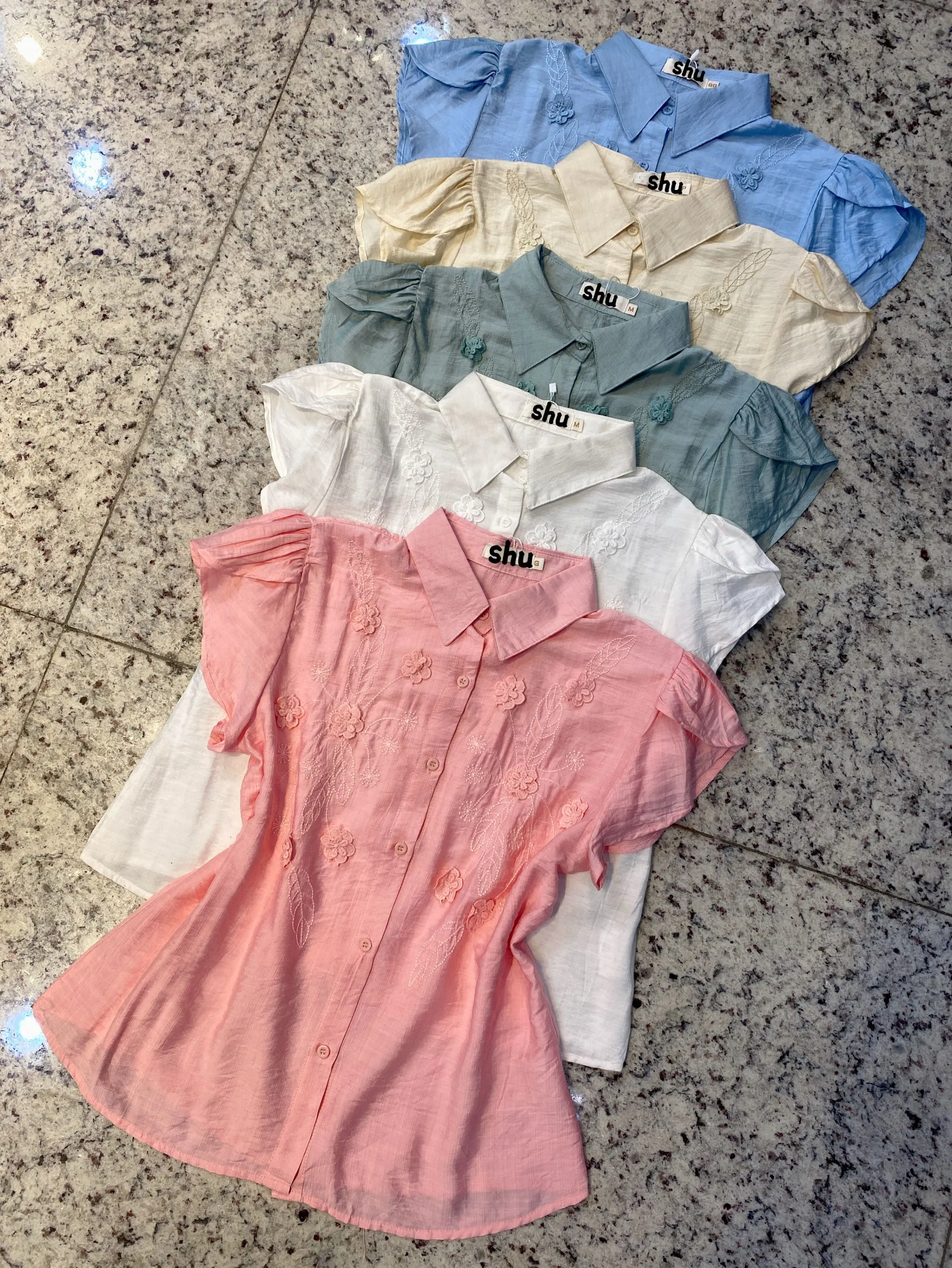 blusa com bordado de flro manga curta shu loja