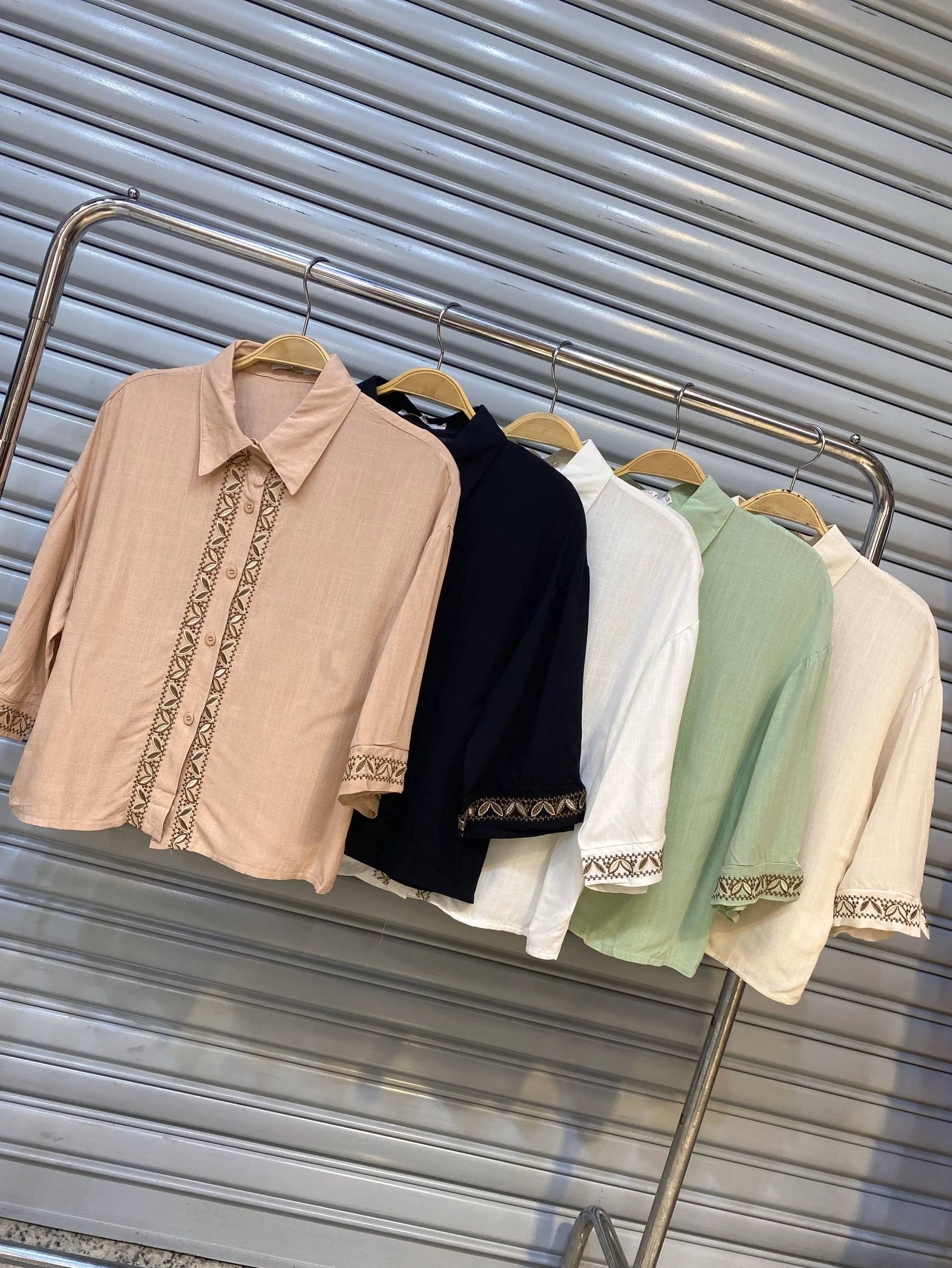 cropped com botão com bordado manga 3/4 shu loja