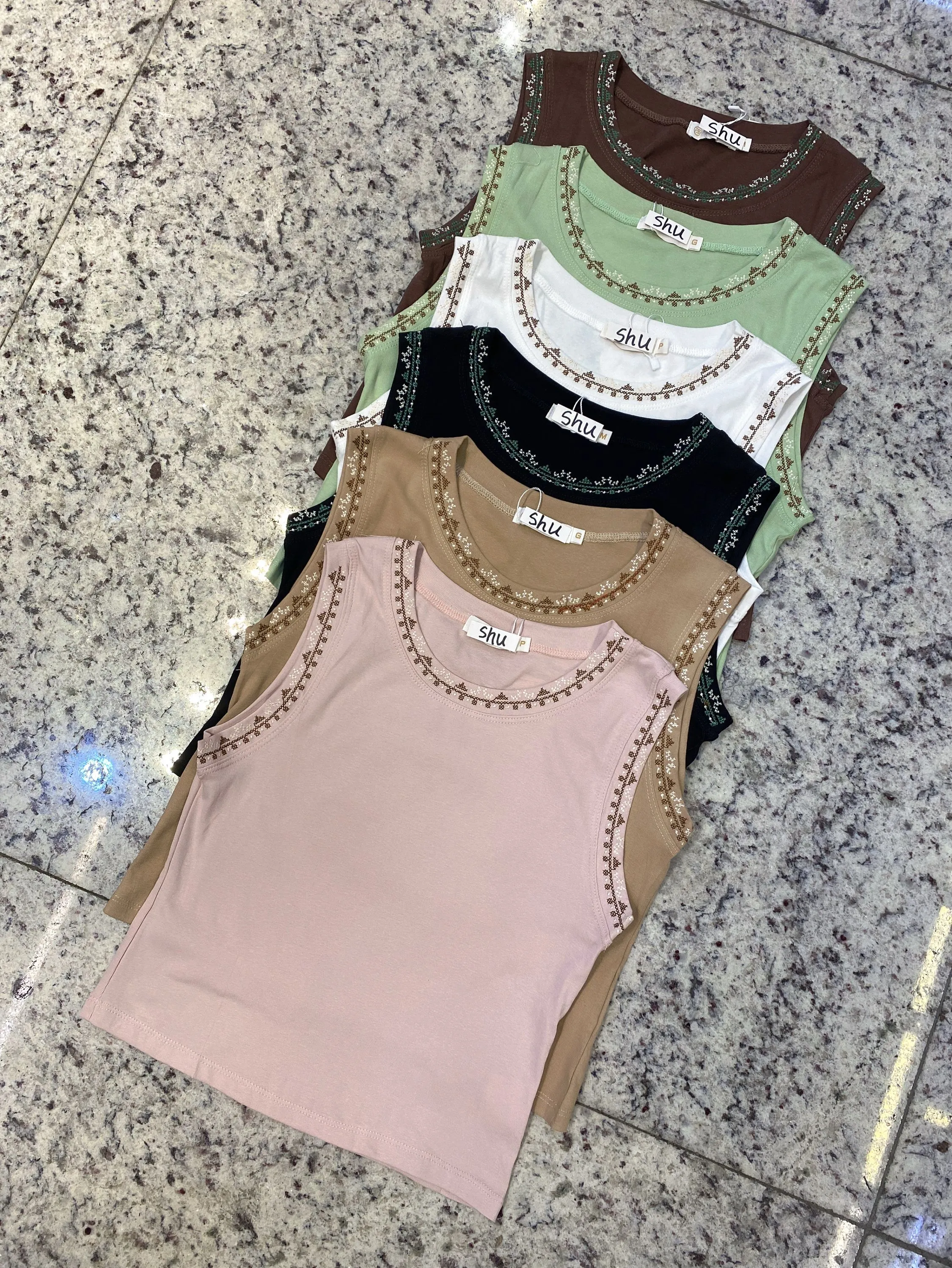 cropped com bordado sem manga shu loja