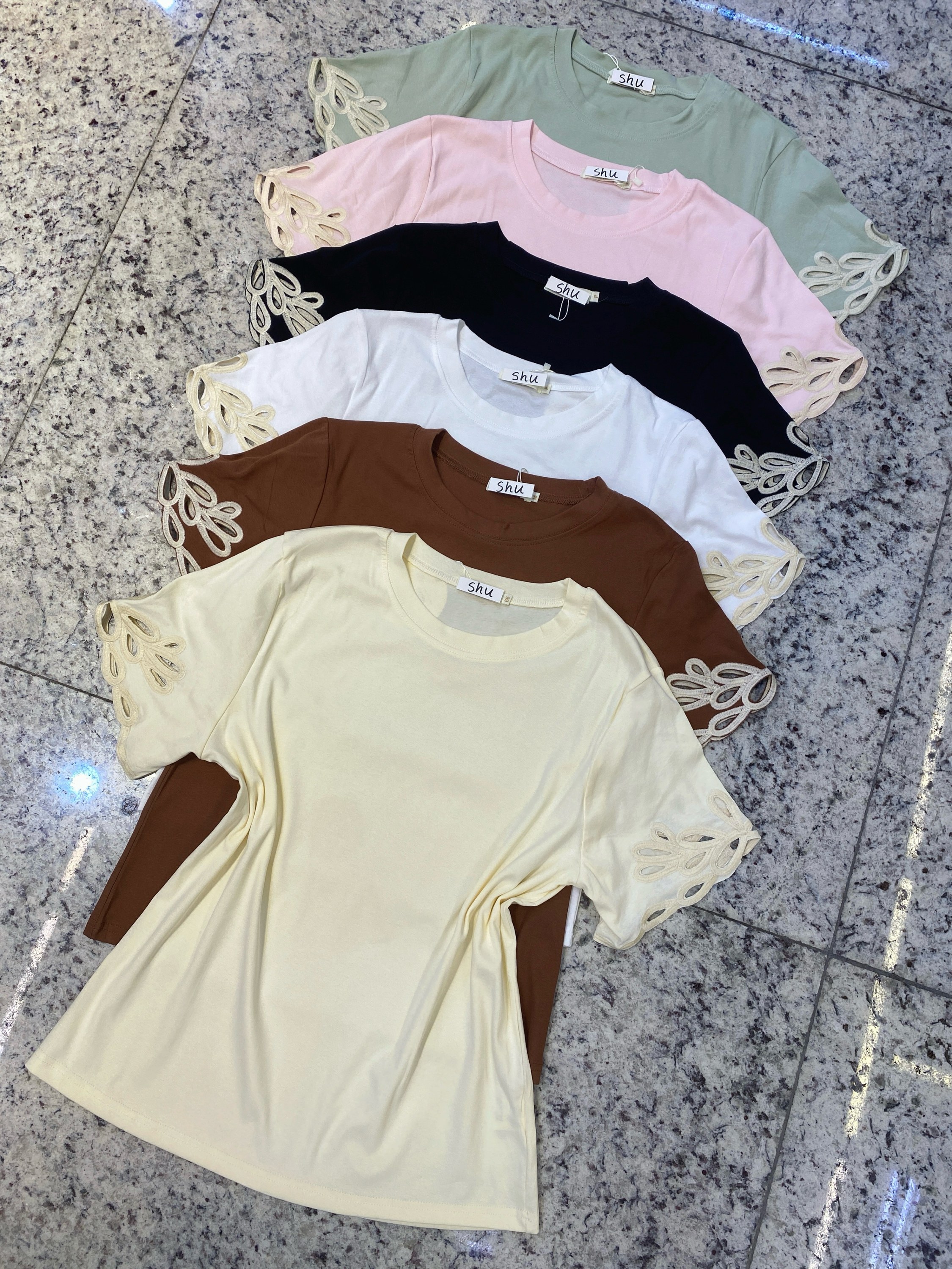 T-shirt com bordado manga curta shu loja