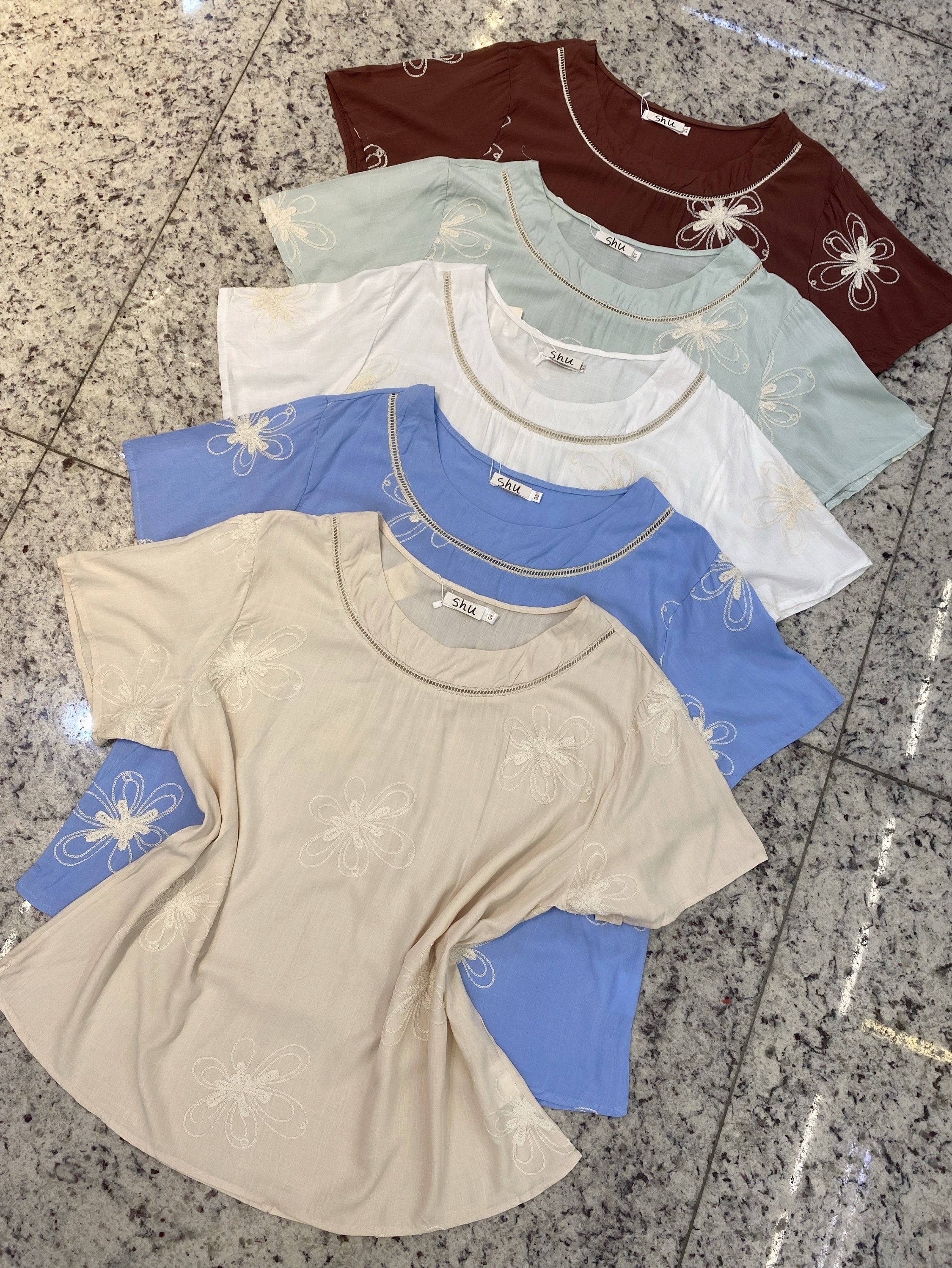 plus de blusa com bordado manga curta shu loja