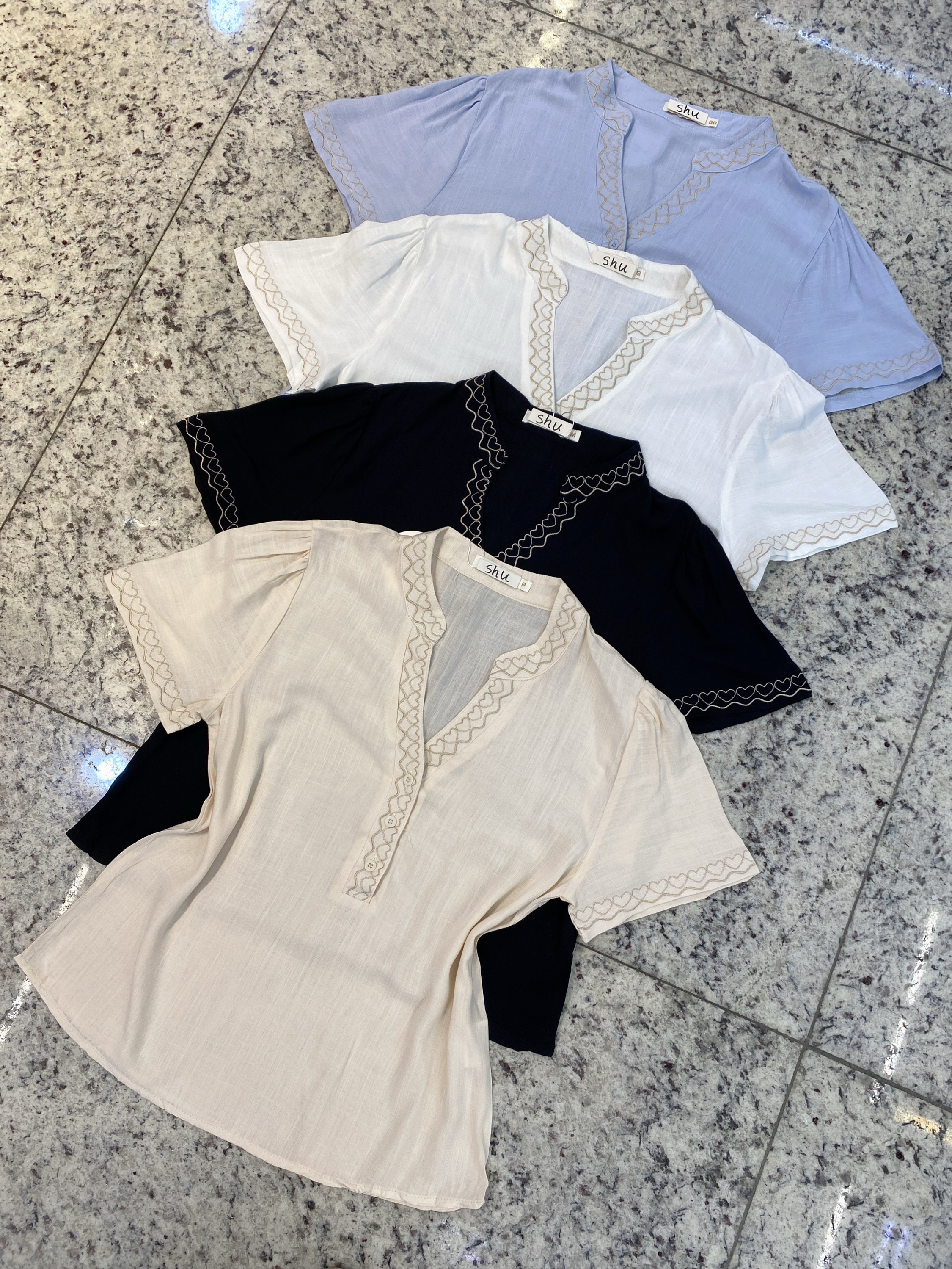blusa com bordado manga curta shu loja