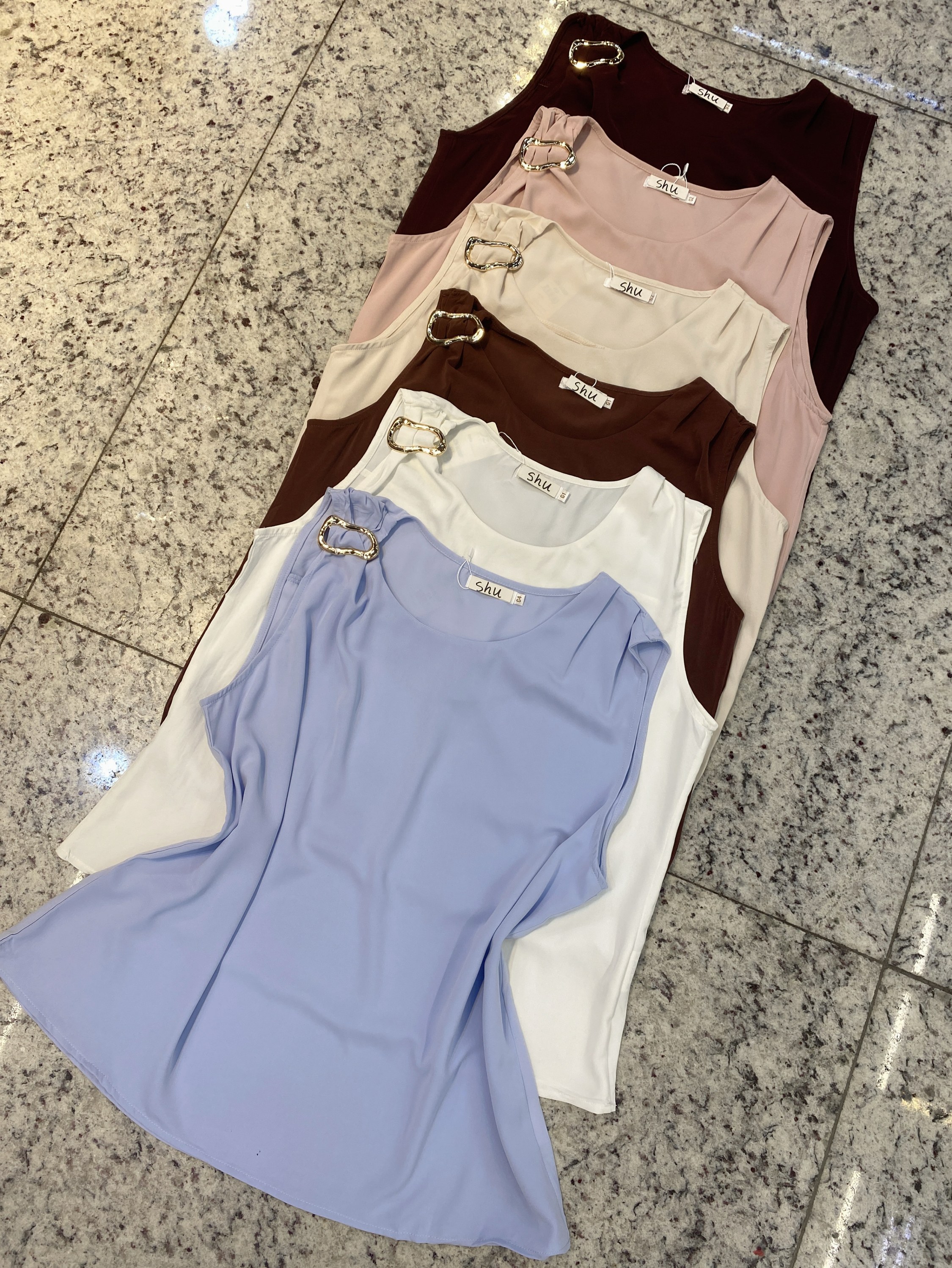 plus size de regata lisa com fivela shu loja