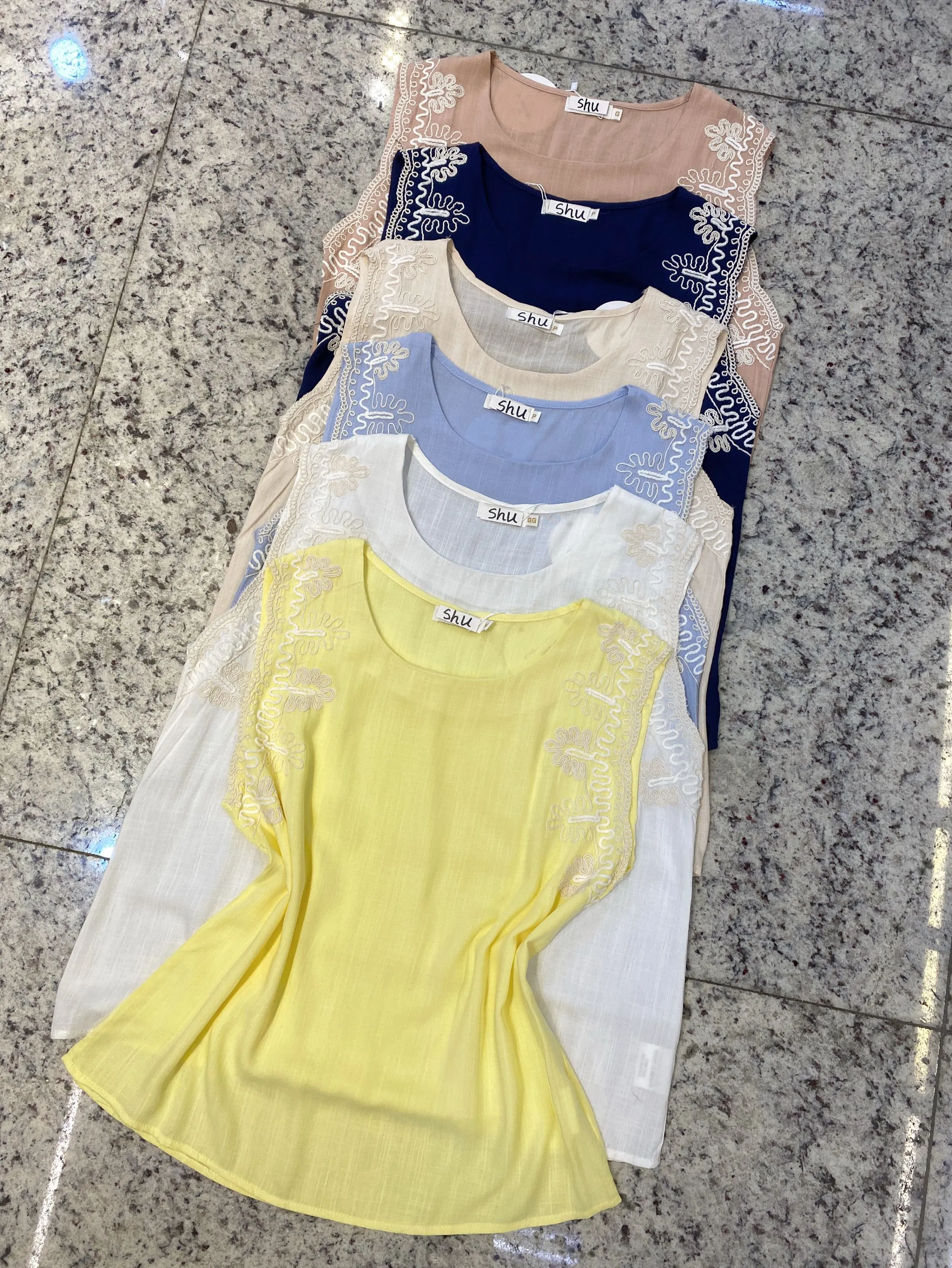 blusa com bordado sem manga shu loja