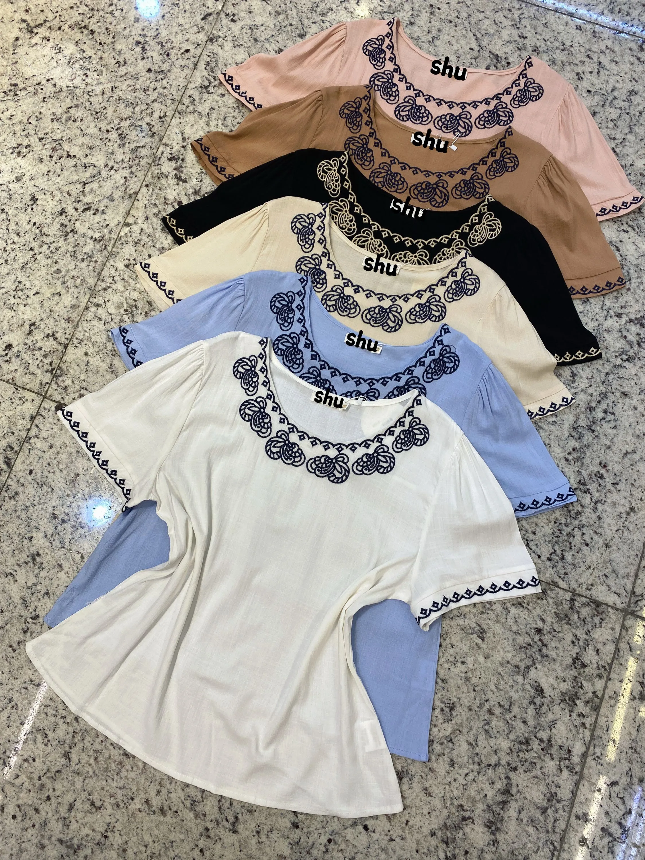 blusa com elastano manga curta com bordado shu loja