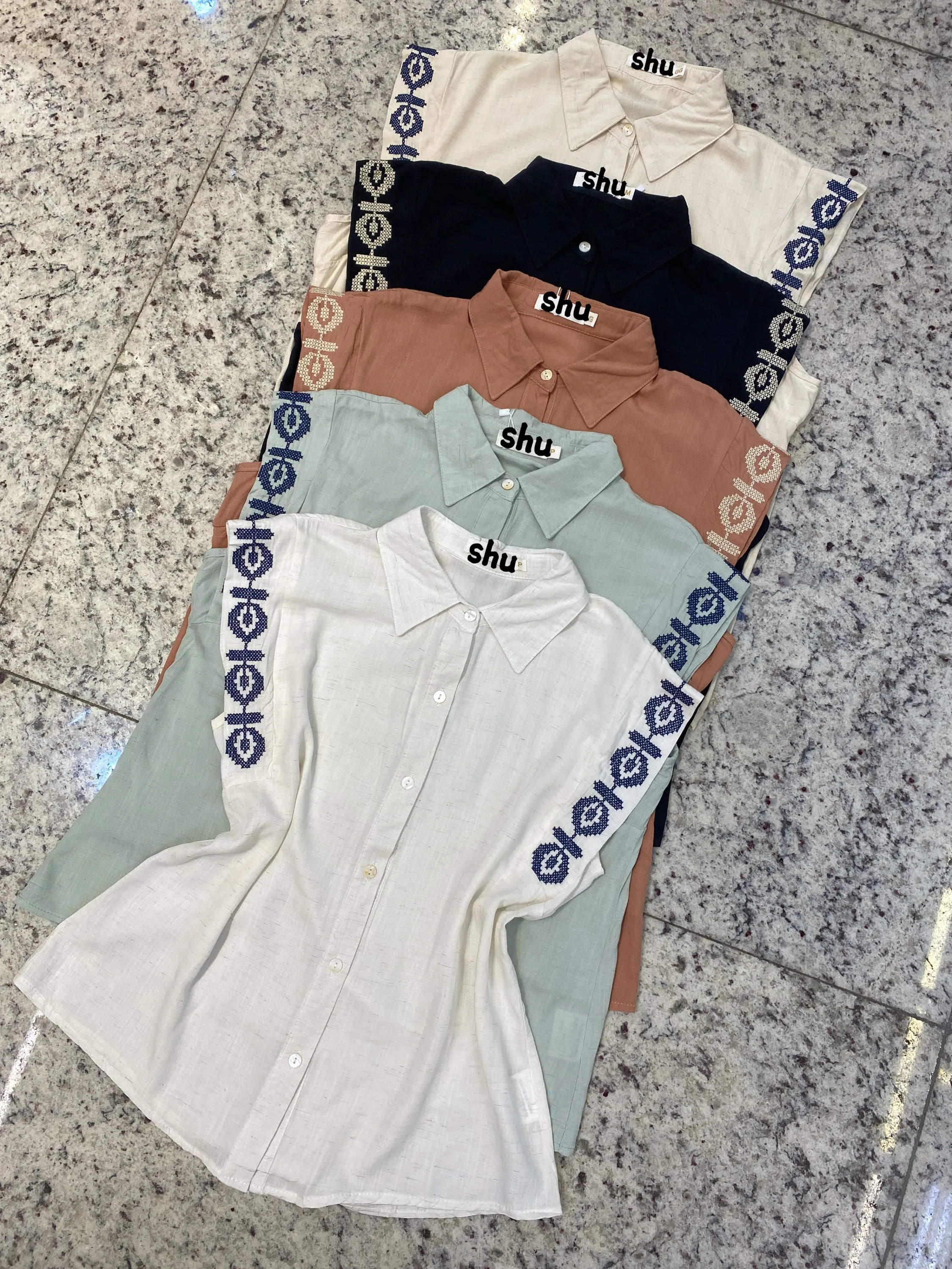 blusa  com bordada manga curta shu loja