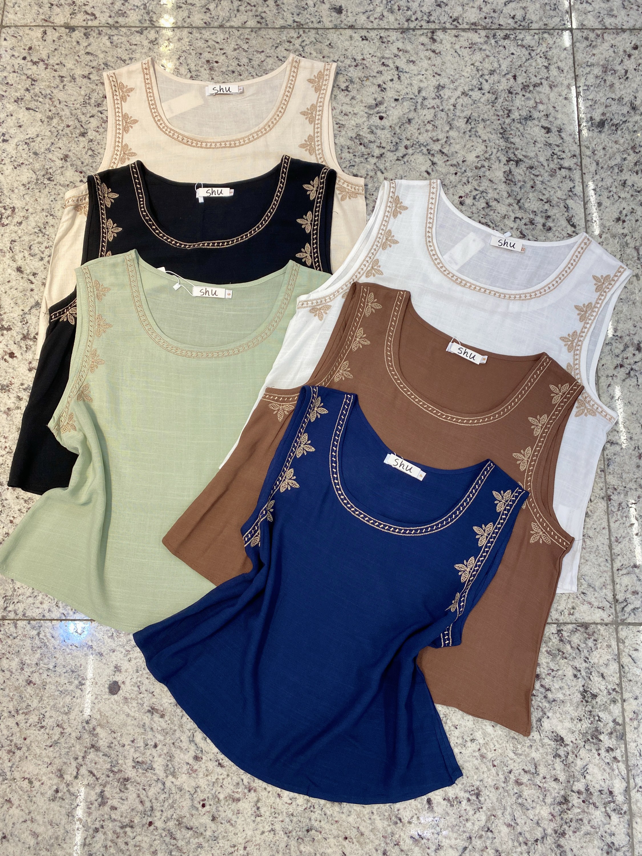 cropped com bordado sem manga shu loja