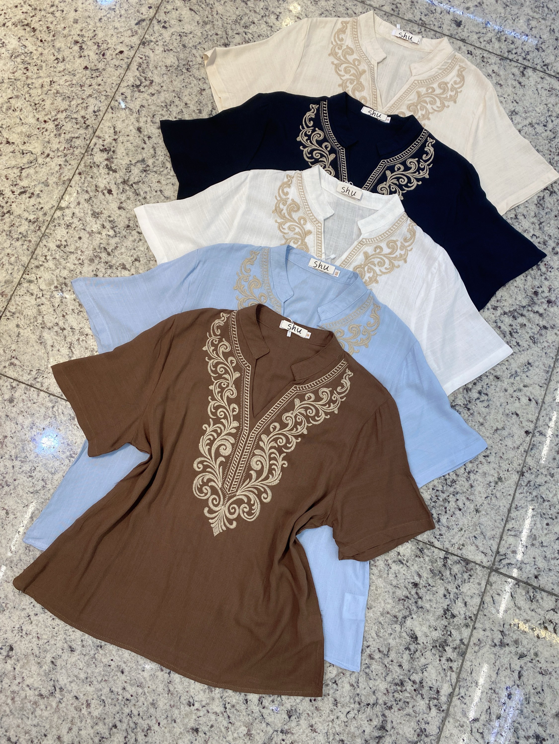 blusa com bordado manga curta shu loja