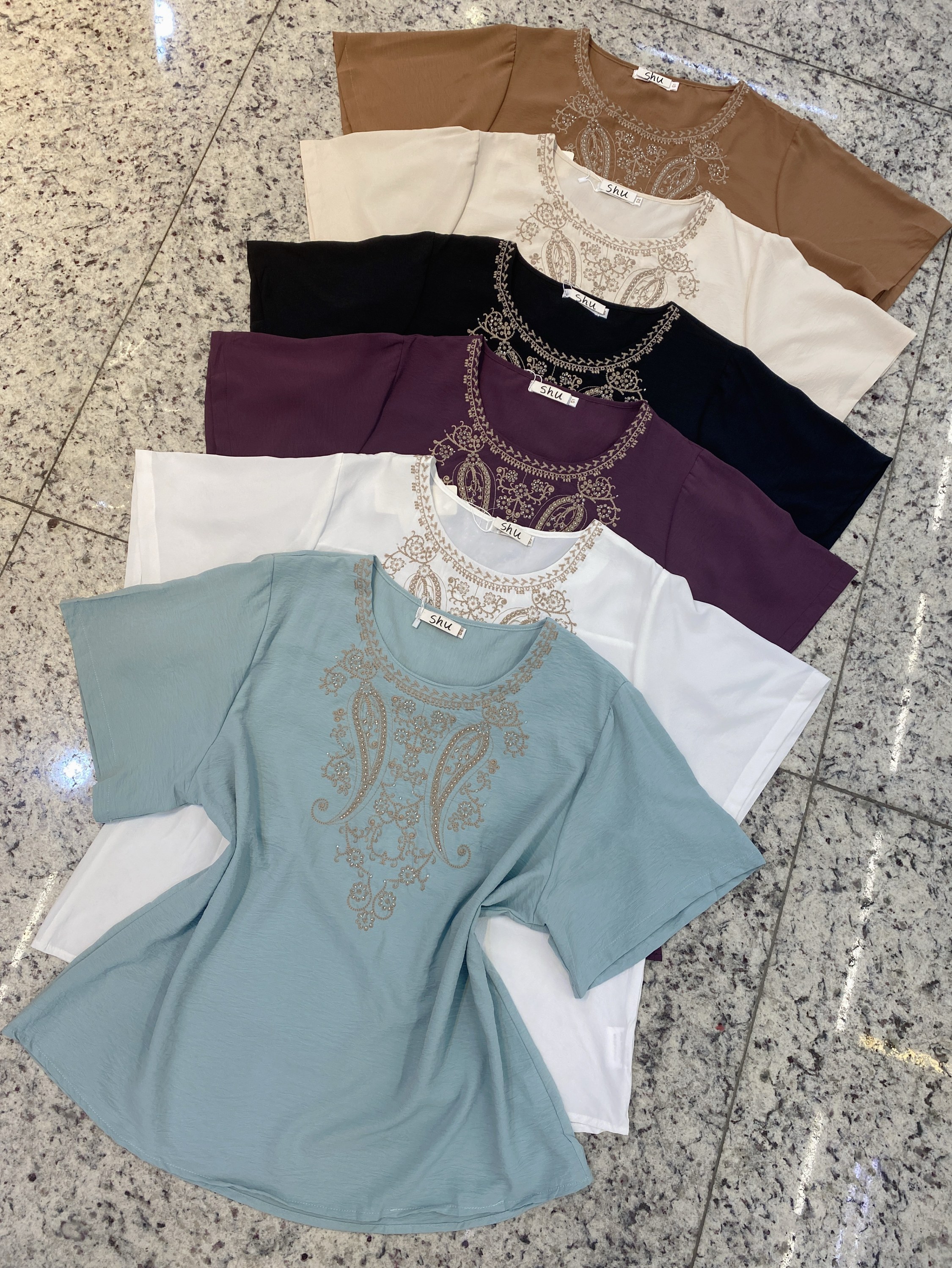 plus size de blusa com bordado manga curta shu loja