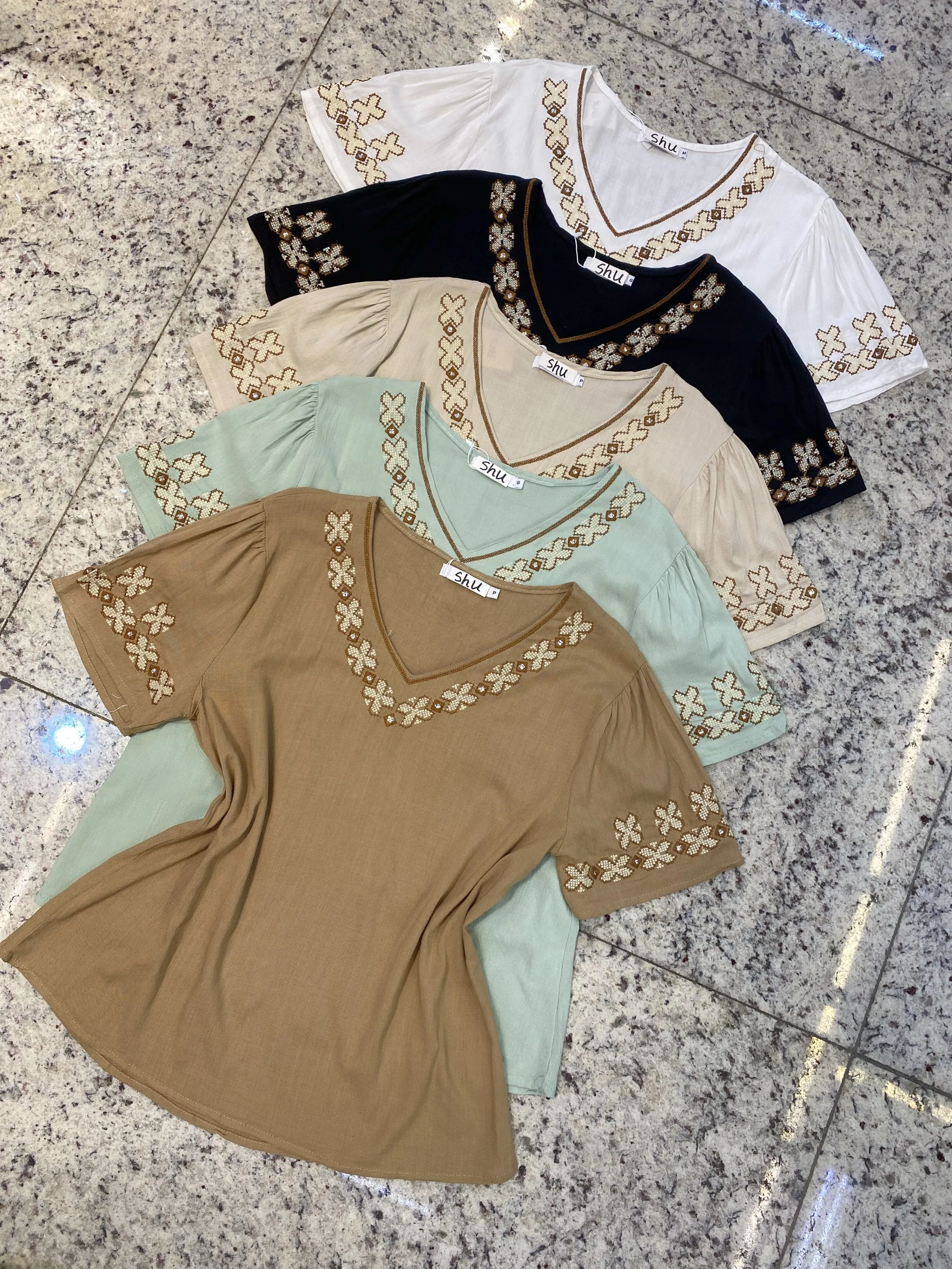 blusa com elastano com bordado manga curta shu loja
