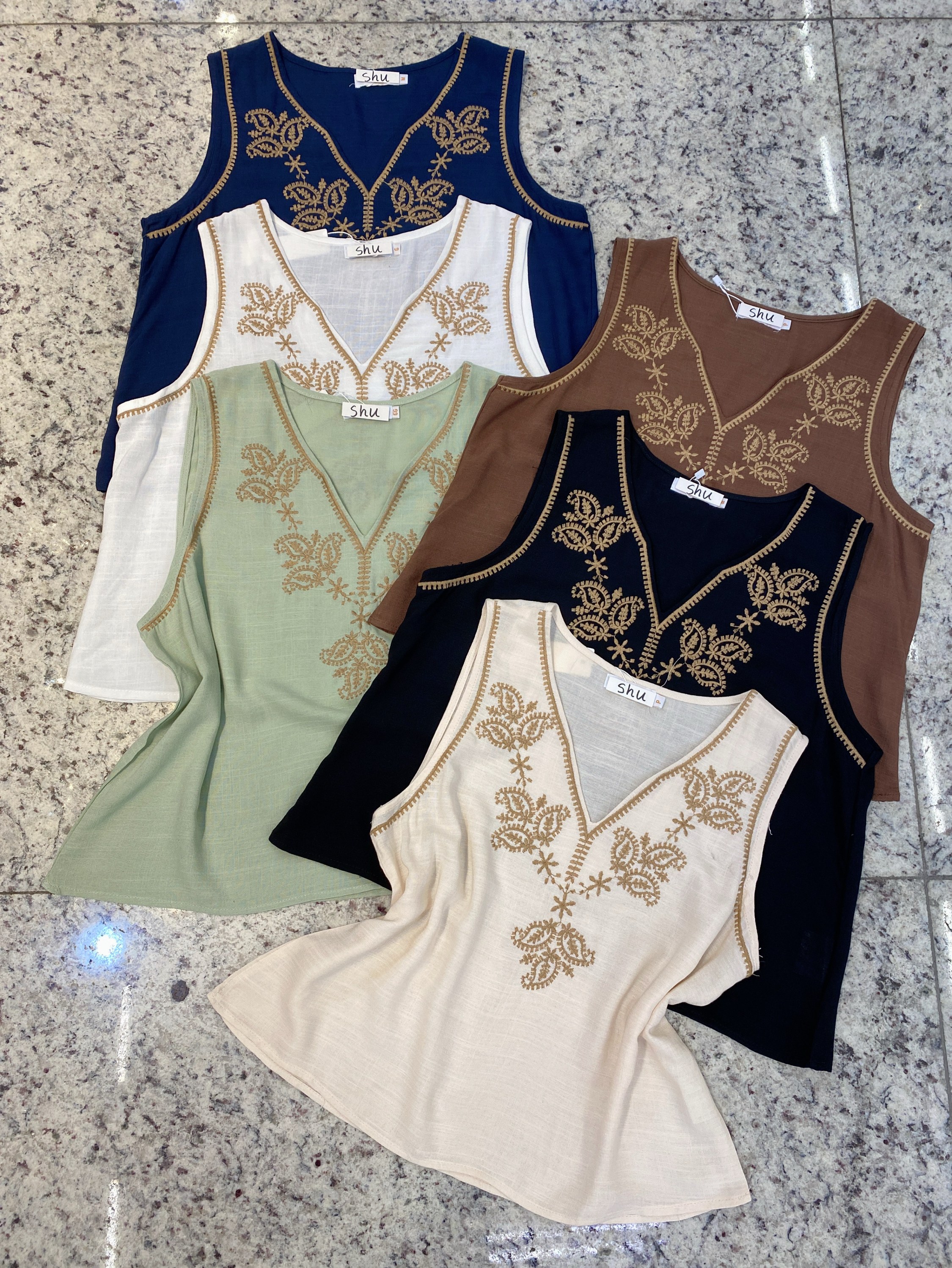 cropped com bordado sem manga shu loja