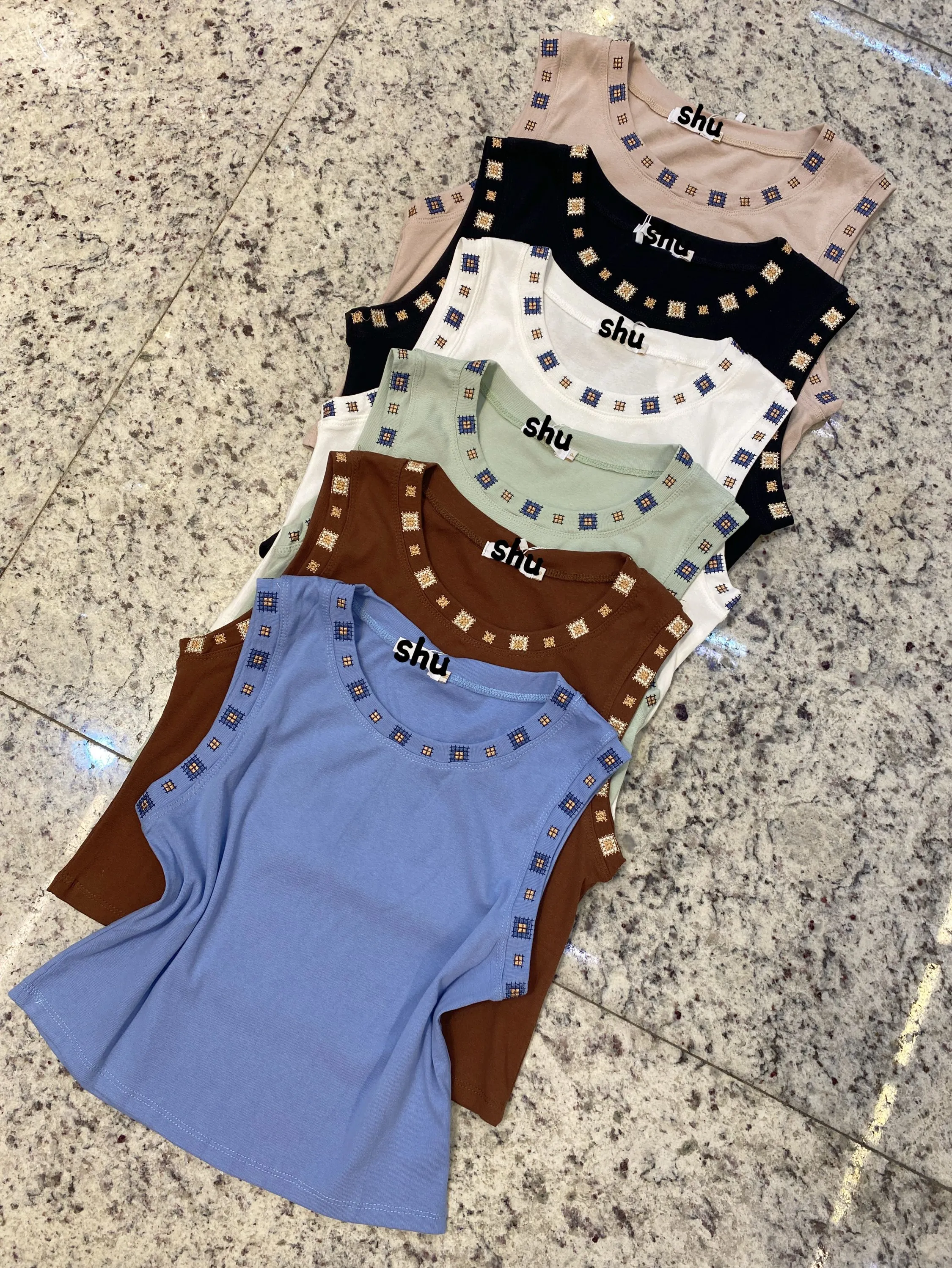 T-shirt de cropped com bordado  shu loja