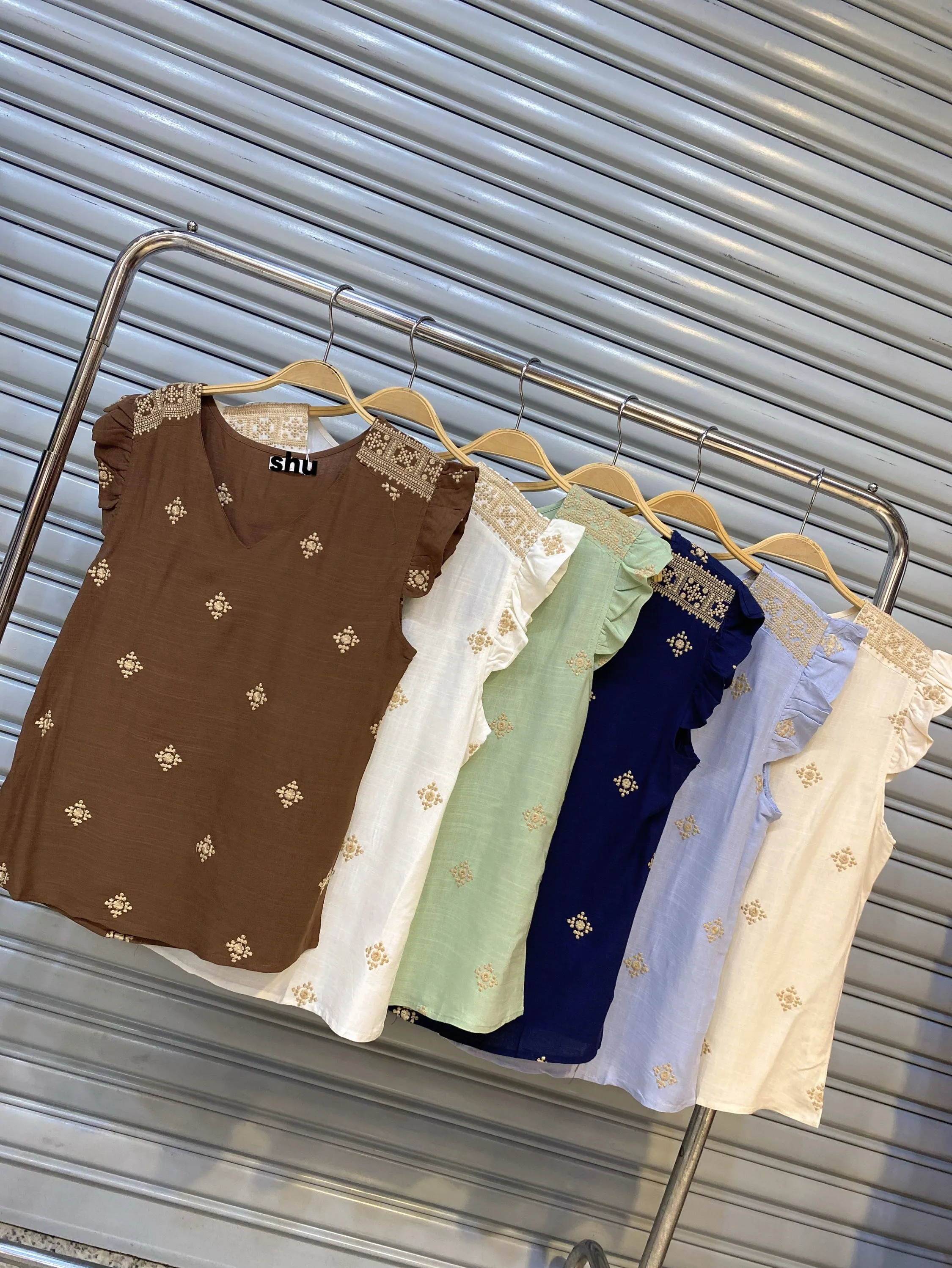 blusa com bordado manga curta de babado shu loja