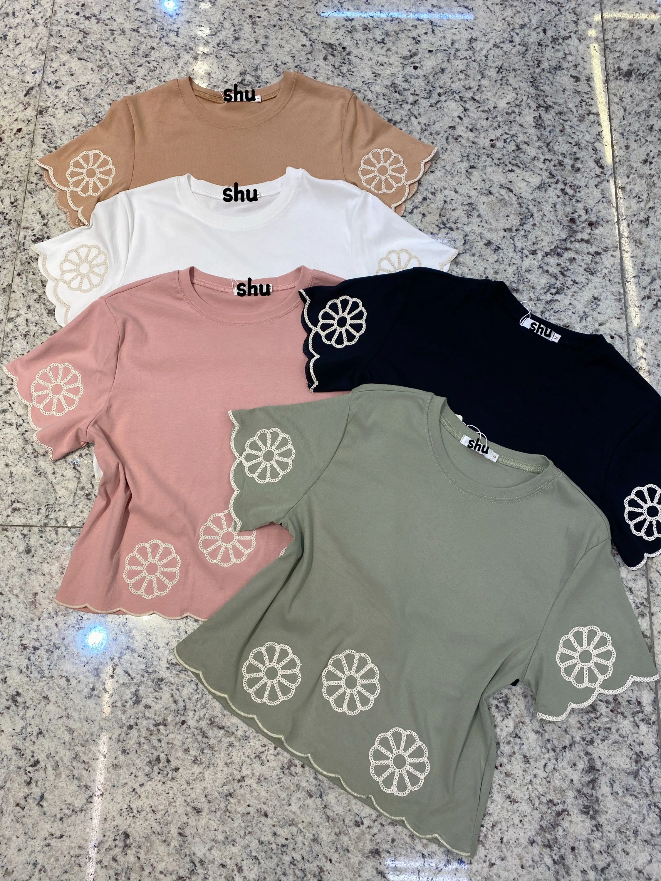 T-shirt de cropped com bordado manga curta shu loja
