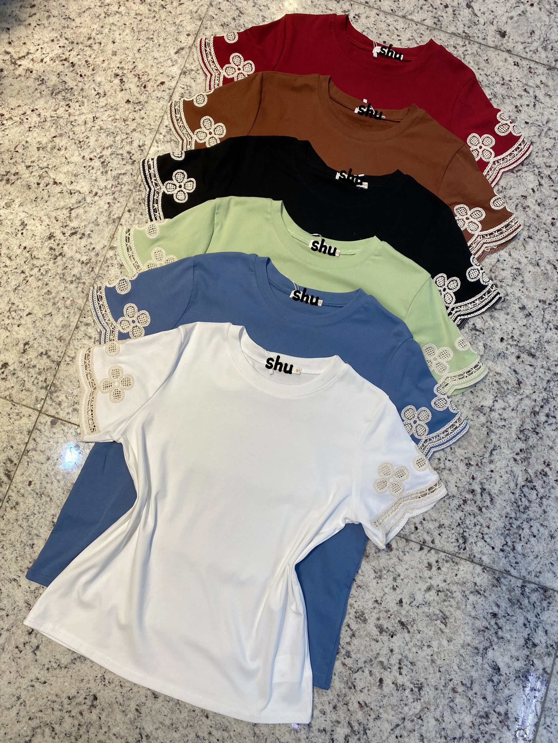 T-shirt de plus manga com bordado manga curta shu loja
