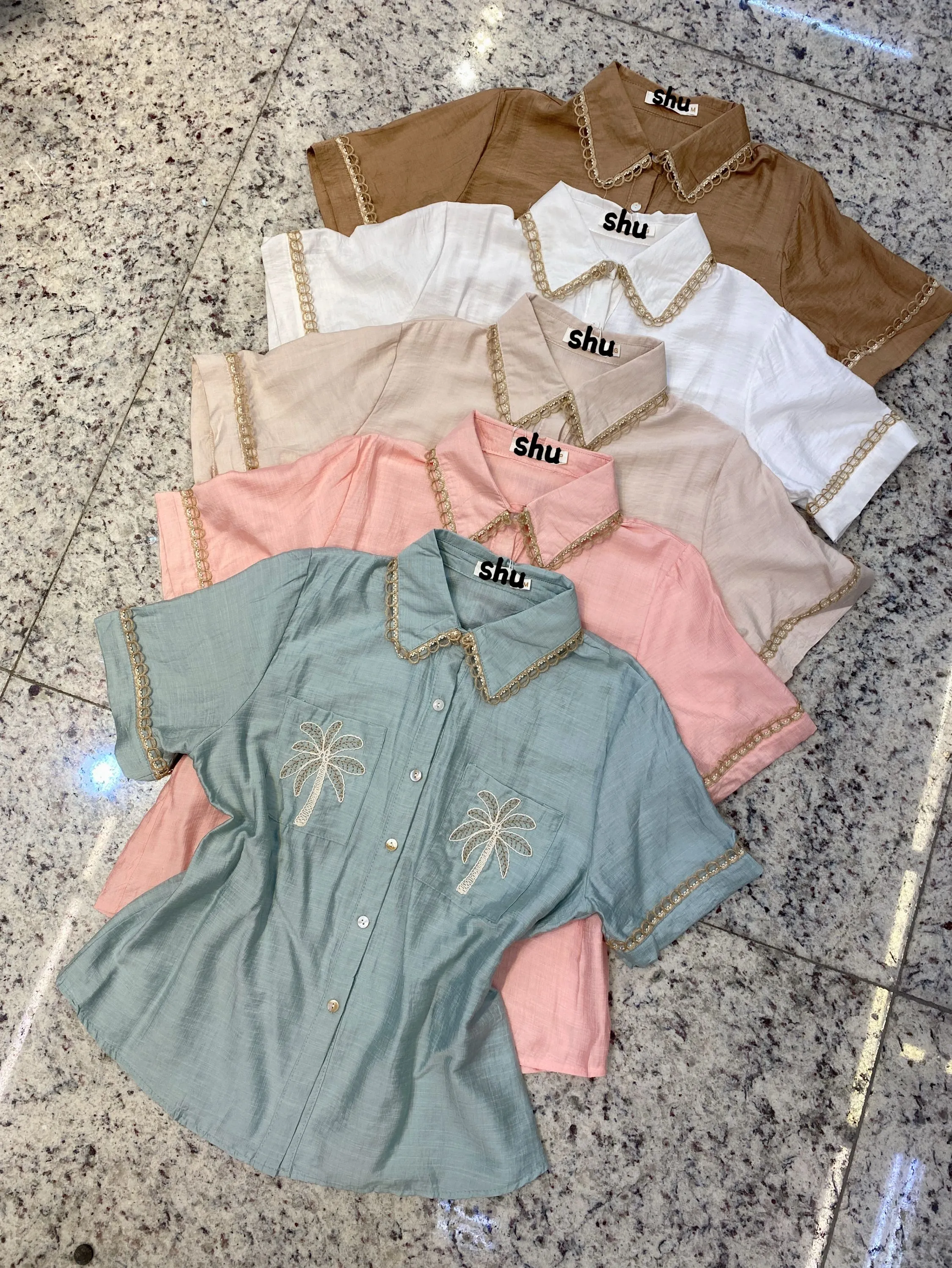 camisa de manga curta com bordado shu loja