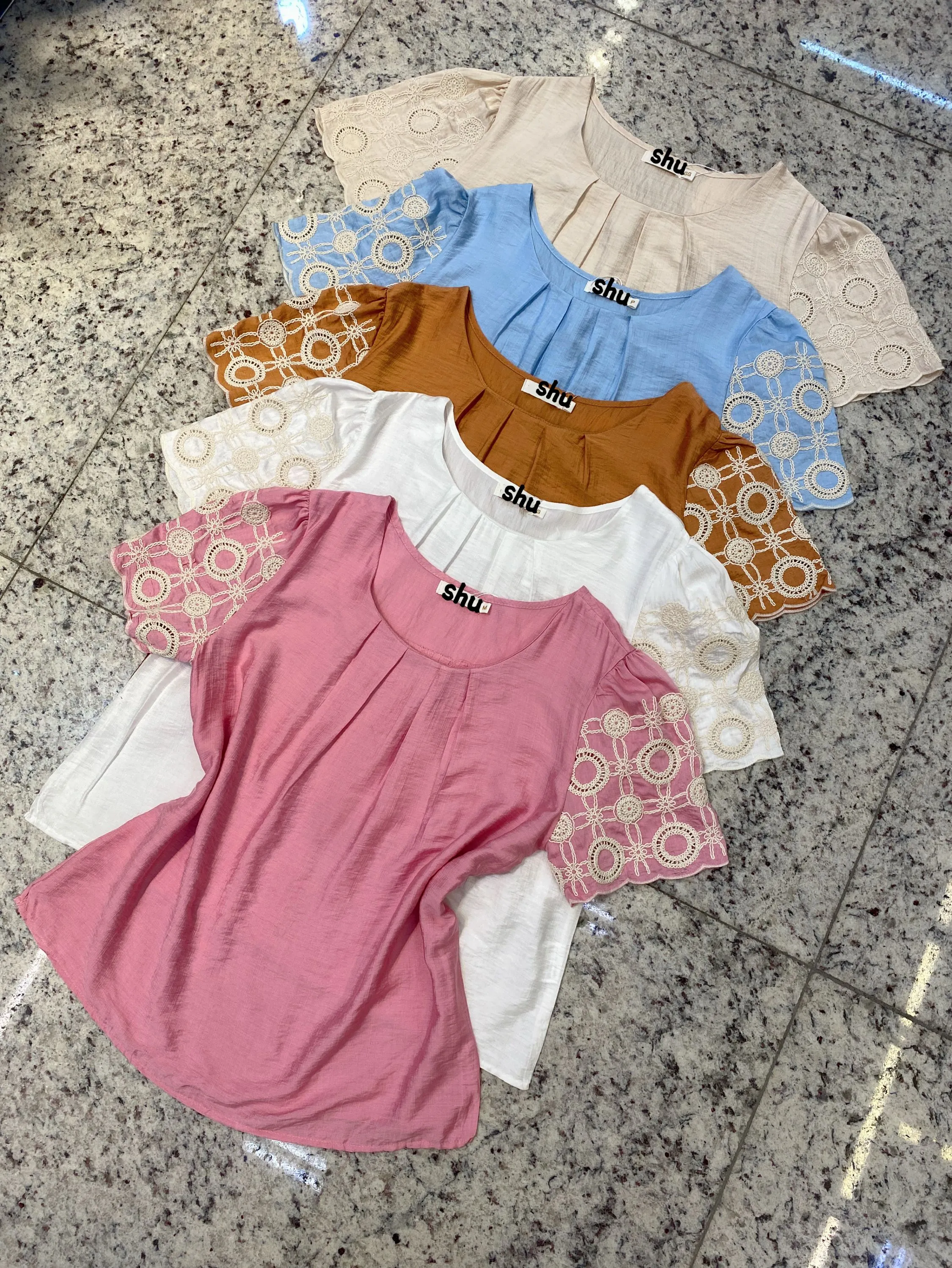 blusa com bordada manga curta shu loja