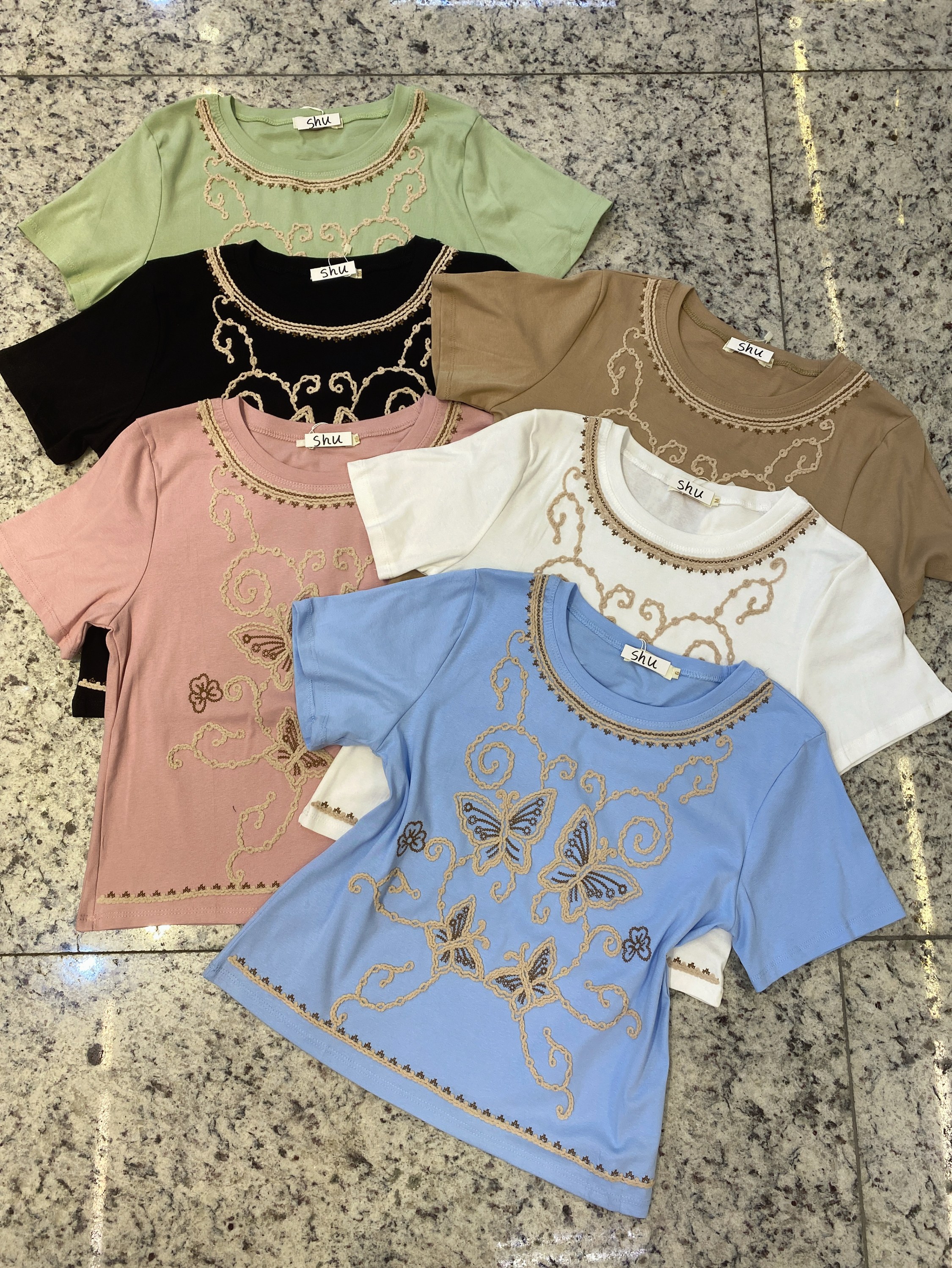 T-shirt de cropped com bordado manga curta shu loja