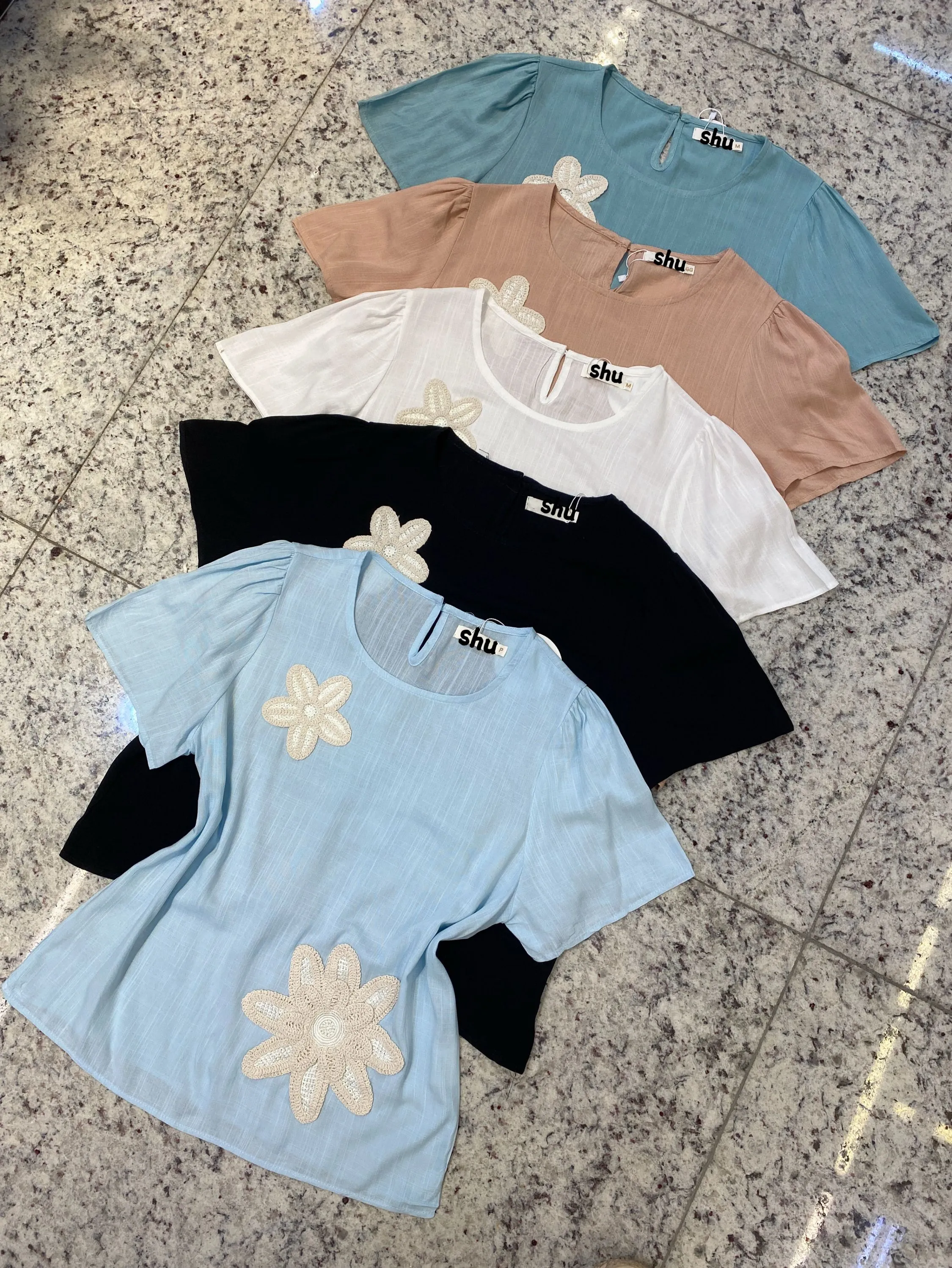 blusa com bordada  manga curta shu loja