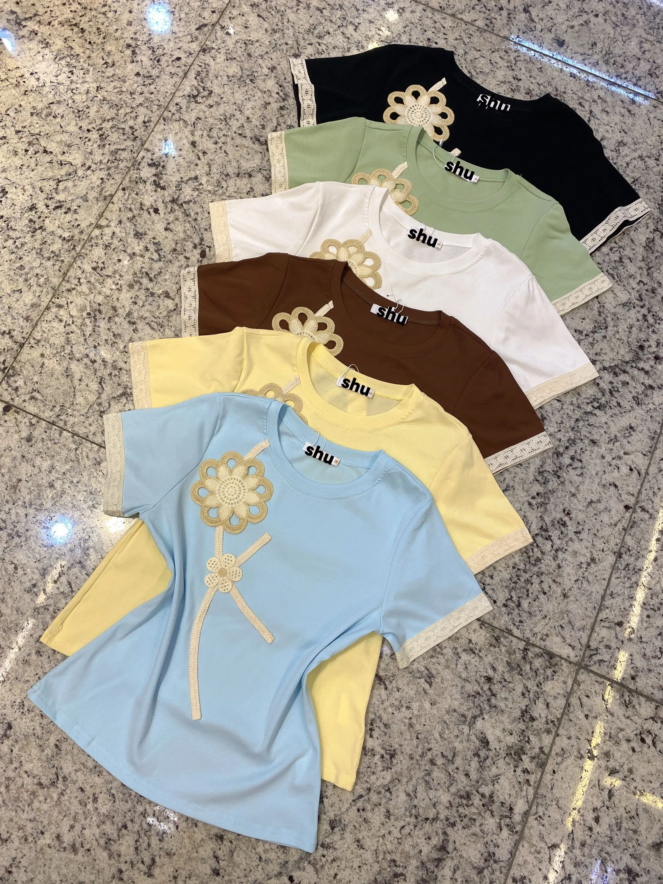 T-shirt com bordado manga curta shu loja