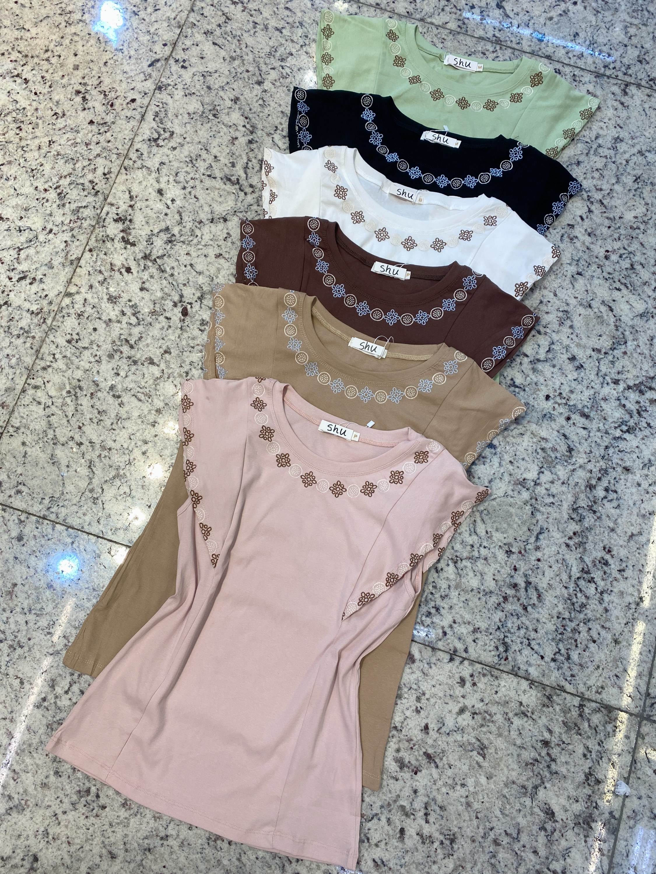 T-shirt com bordado shu loja