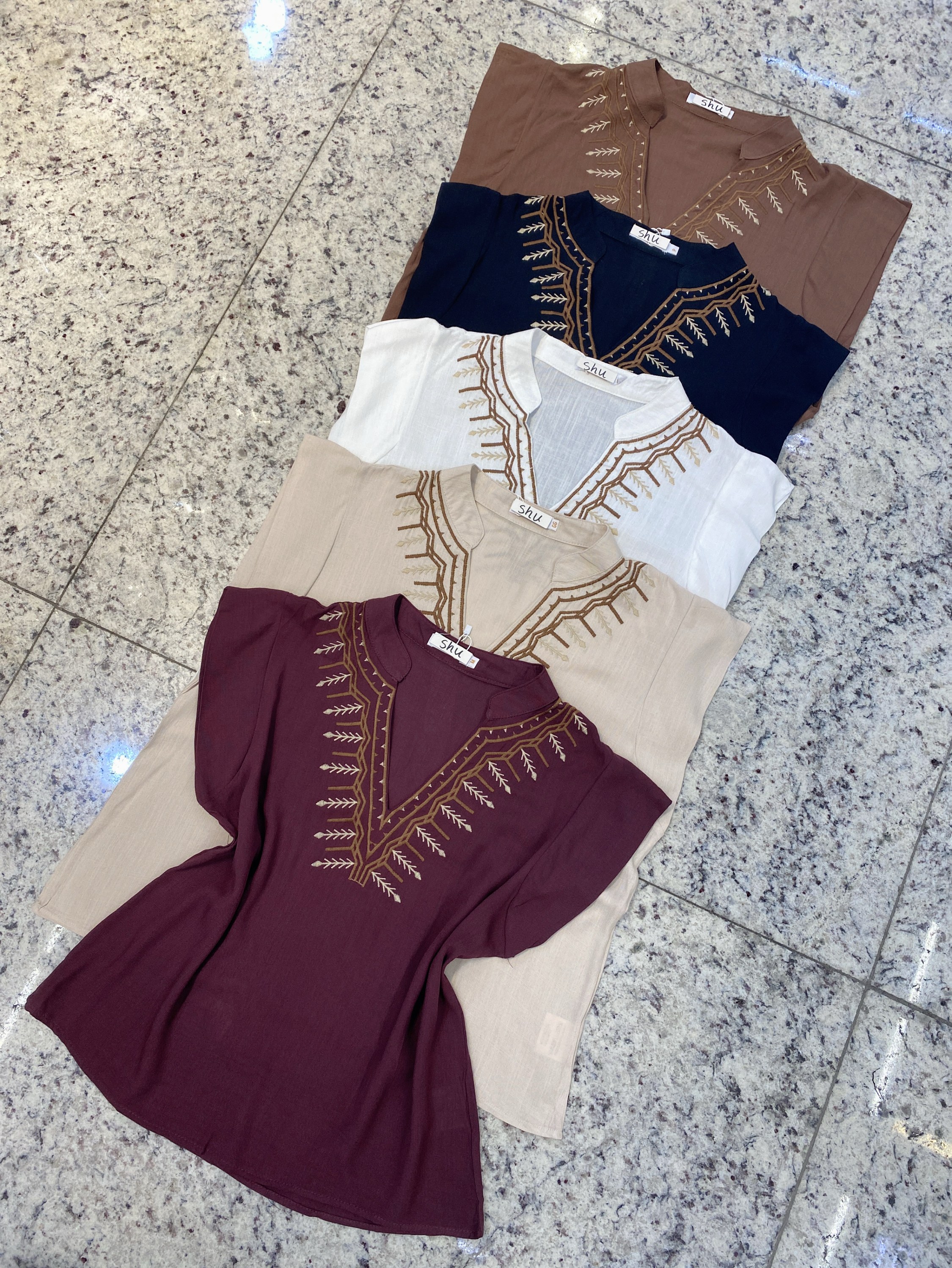 blusa com bordado manga curta shu loja
