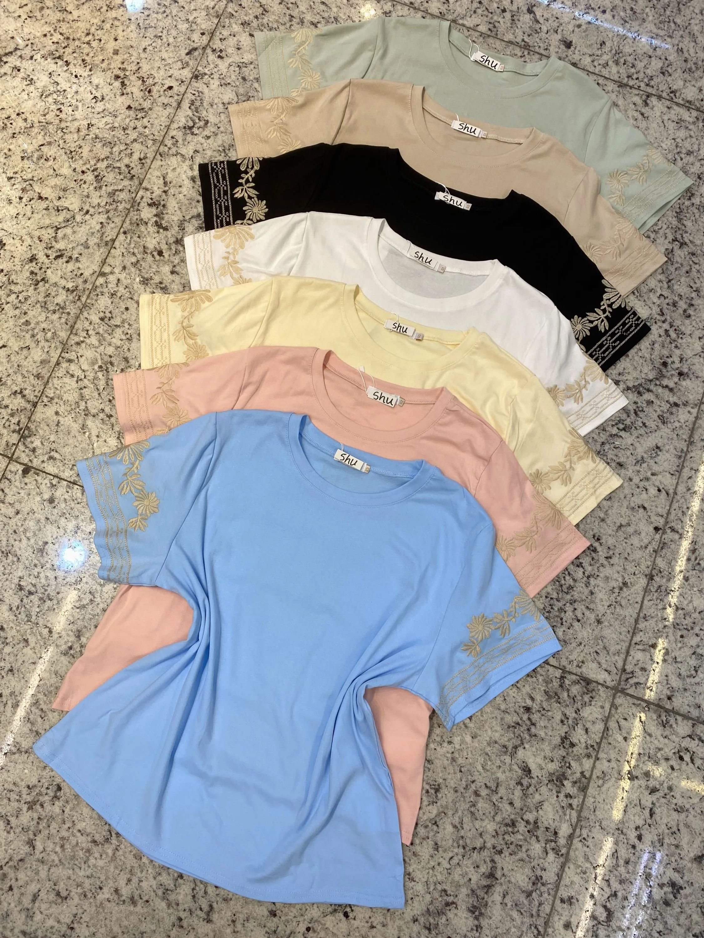 T-shirt de plus com bordado manga curta shu loja