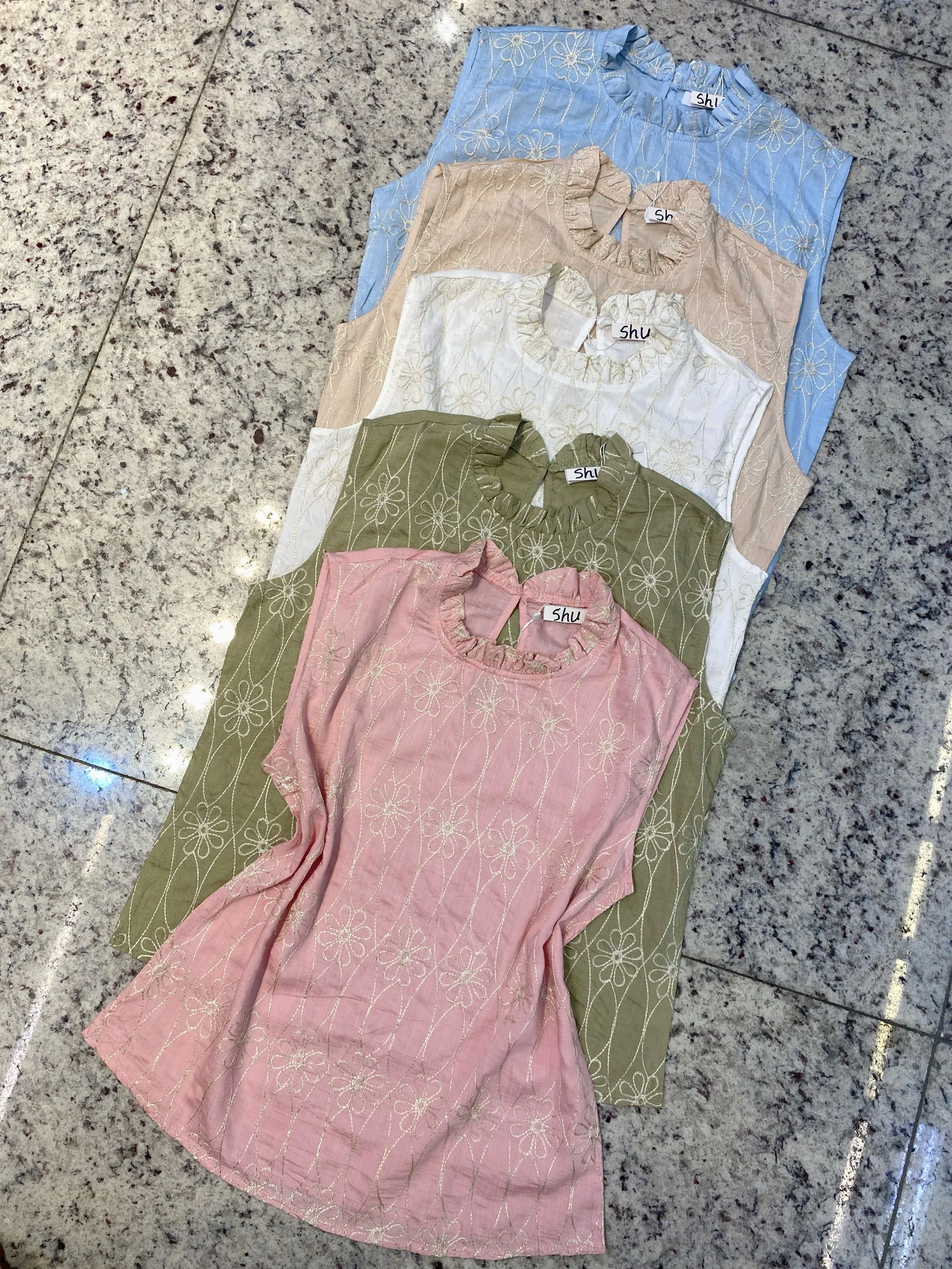 blusa com cordado gola babado sem manga shu loja