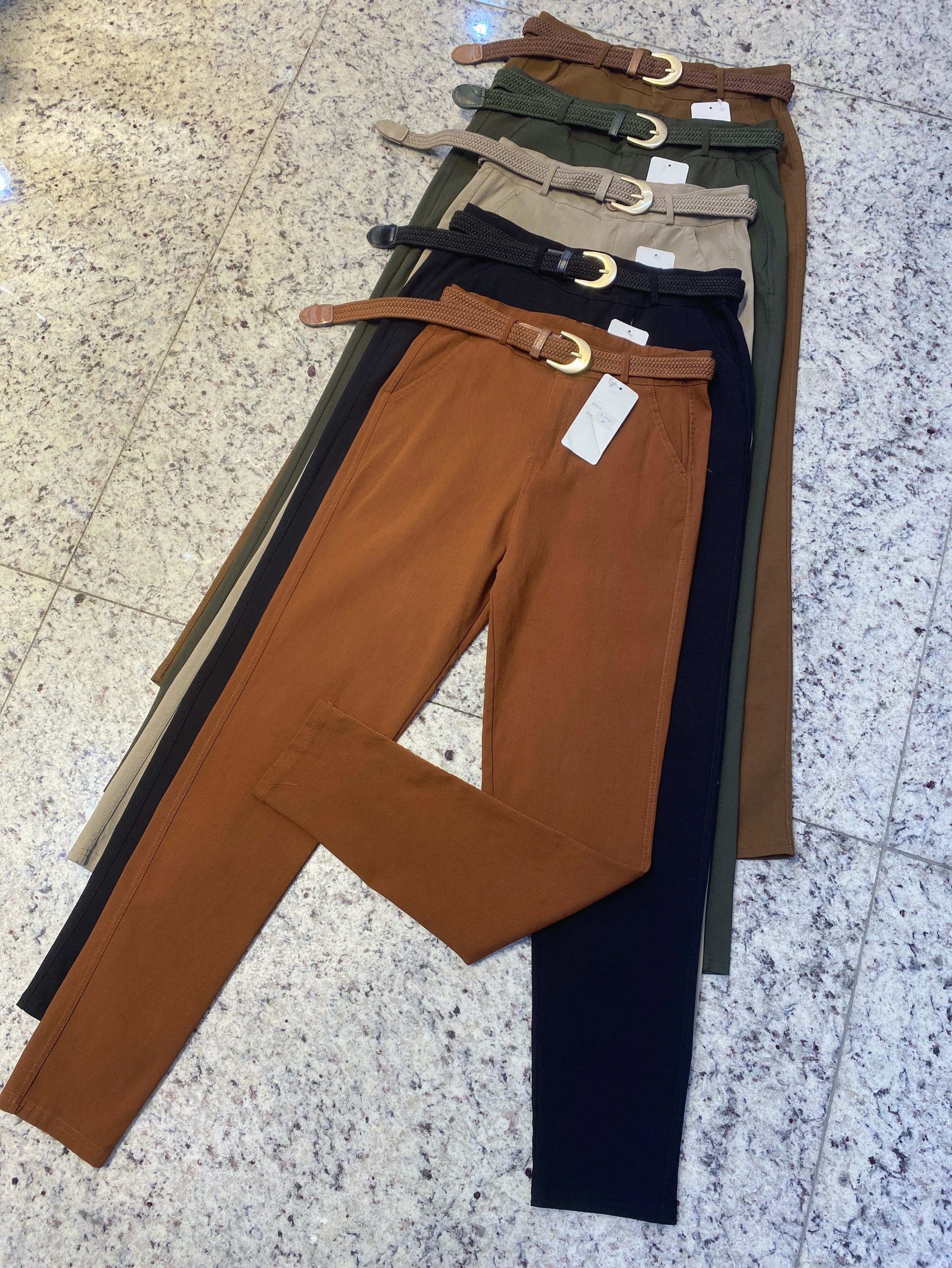 calça plus com bastante elástico com cinto shu loja